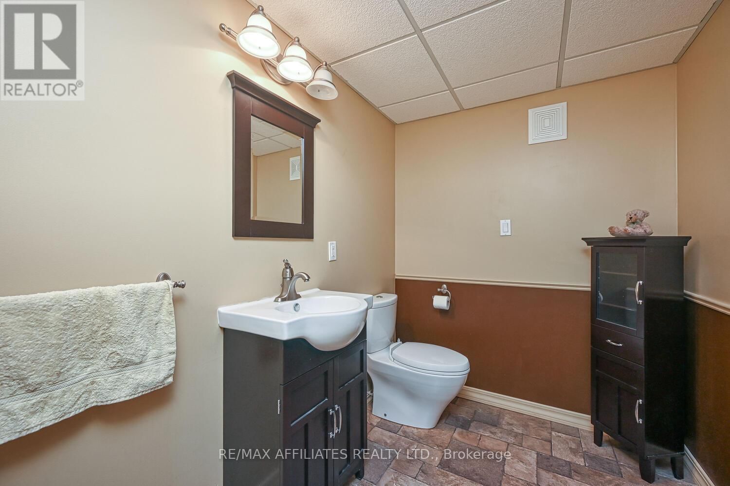 10 TUDOR CIRCLE Image 34