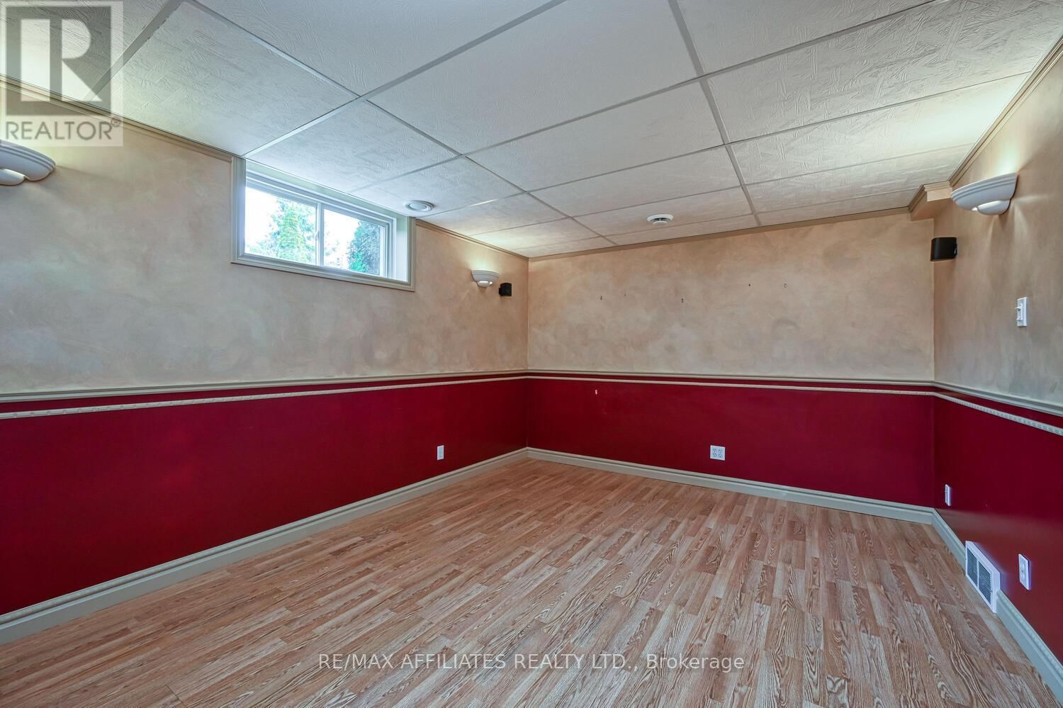 10 TUDOR CIRCLE Image 35