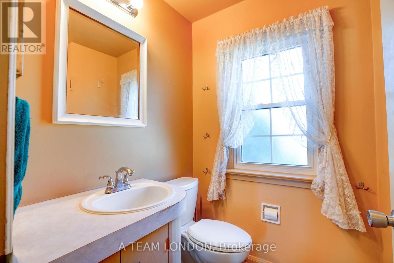 422 CHESTER STREET Image 19