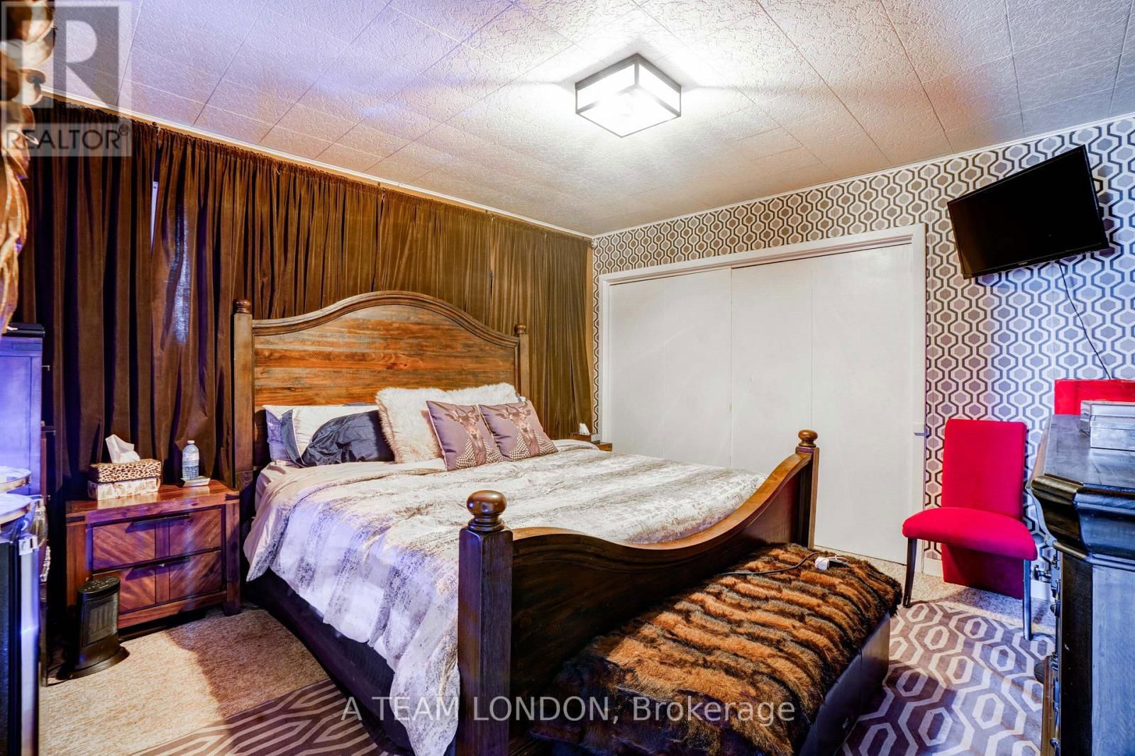 422 CHESTER STREET Image 37