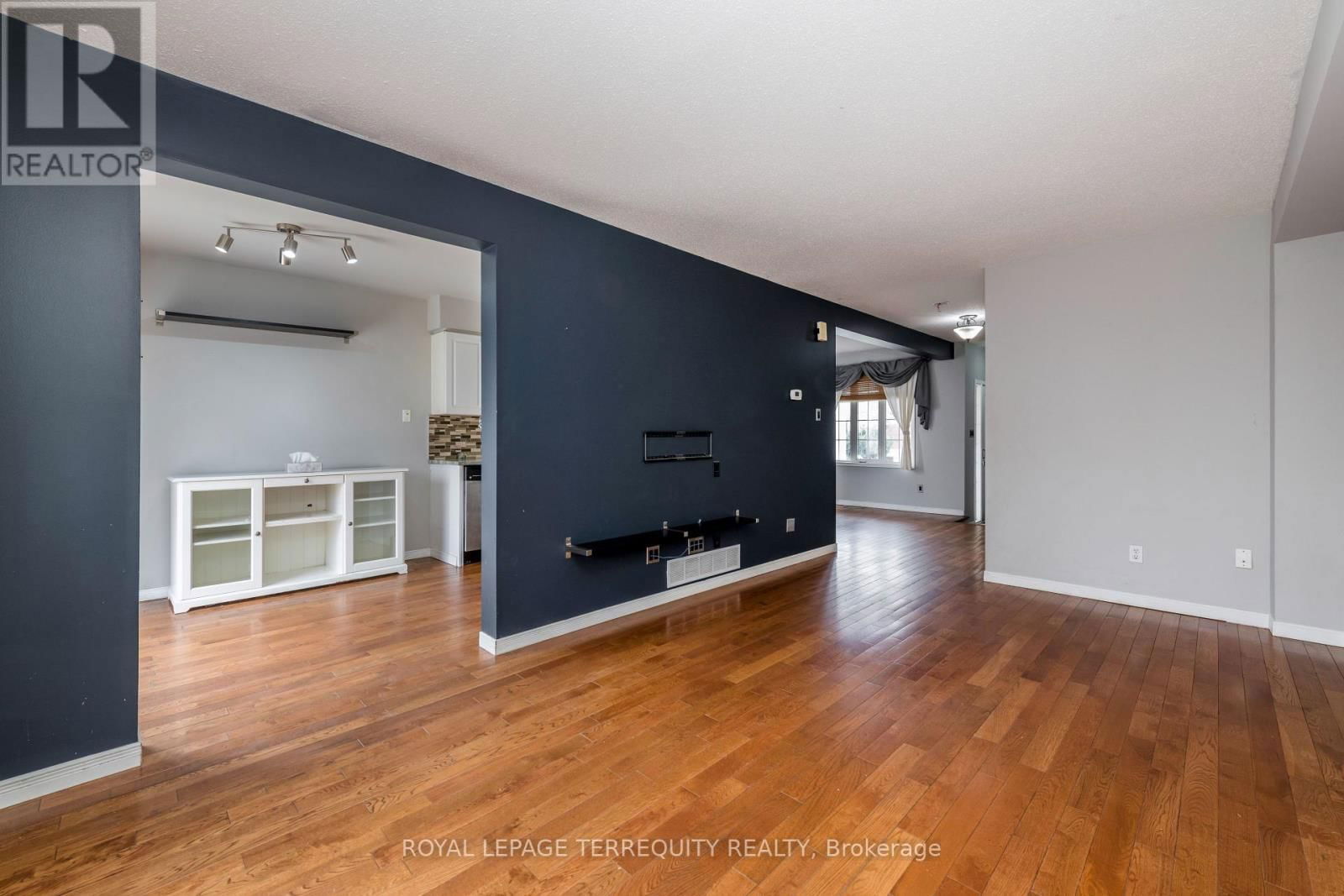 32B WOODFORD WAY Image 12