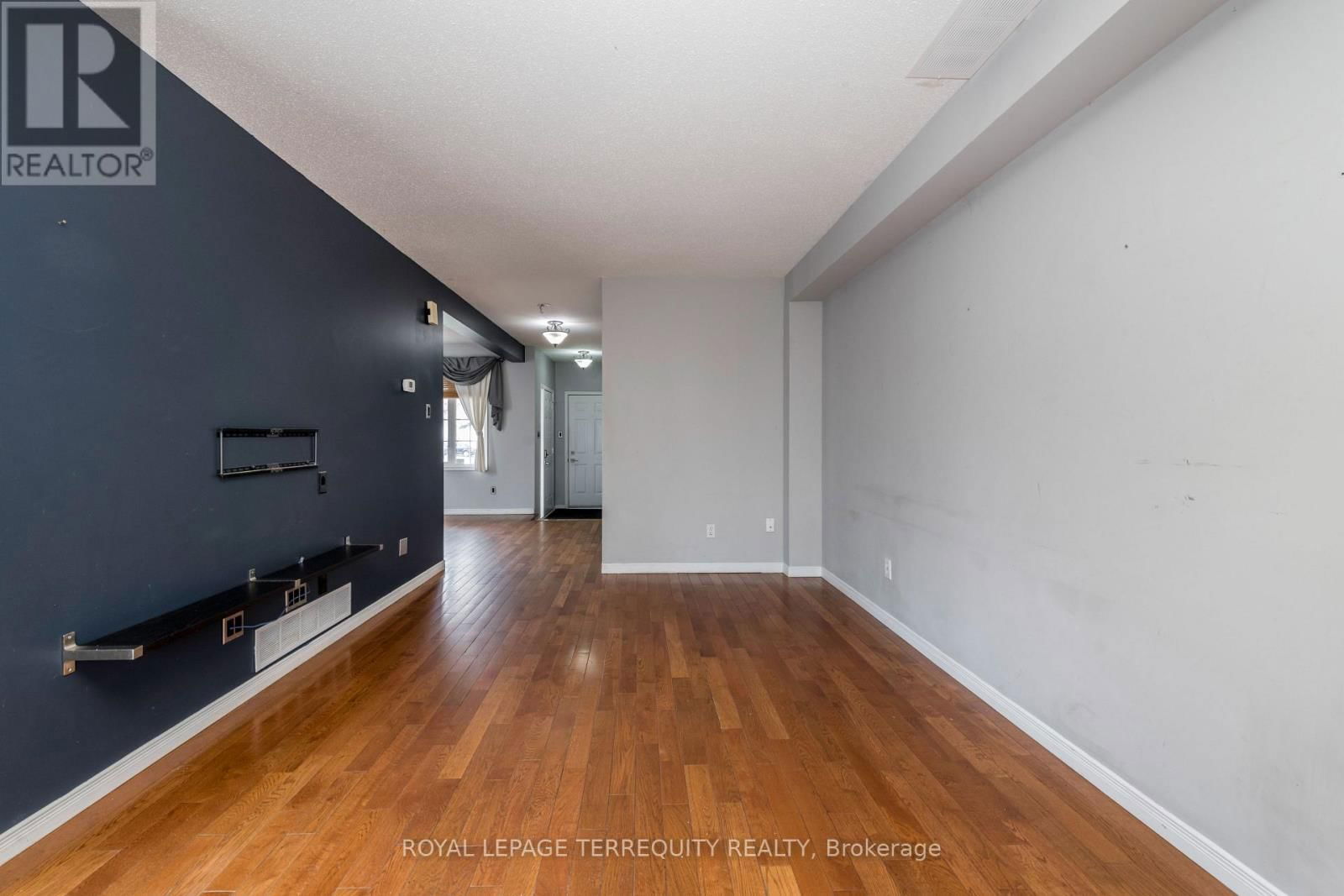 32B WOODFORD WAY Image 13