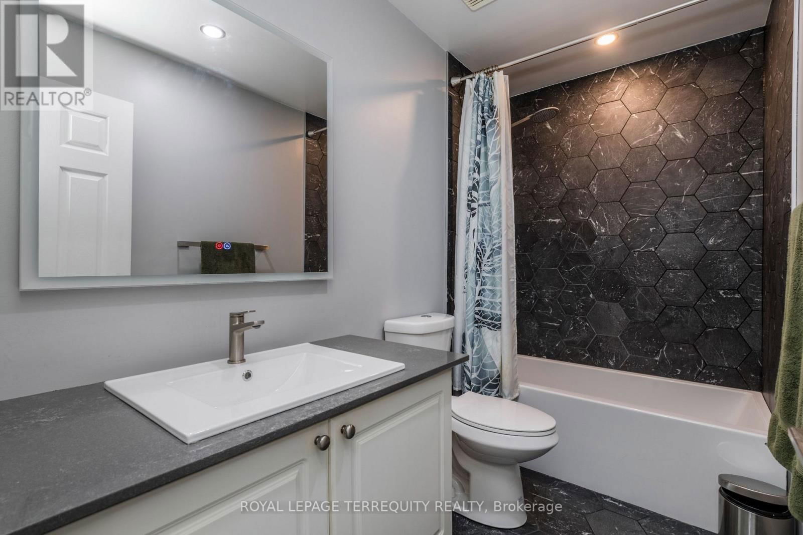 32B WOODFORD WAY Image 26