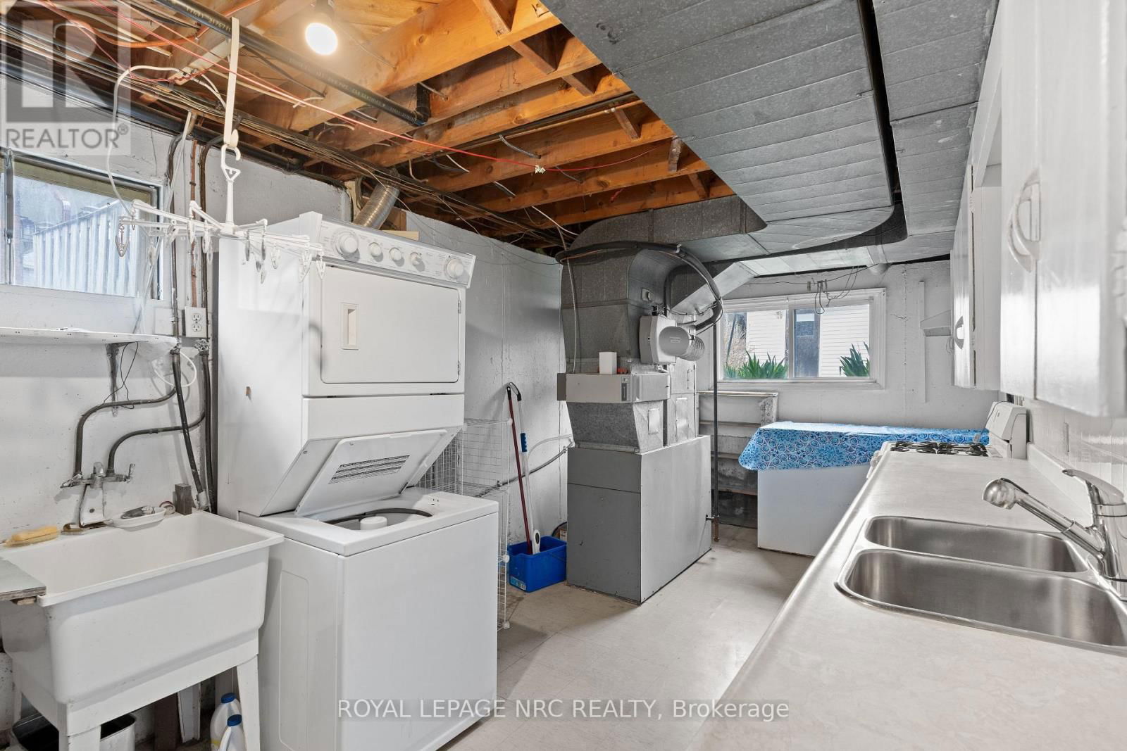 5939 HILLCREST CRESCENT Image 38