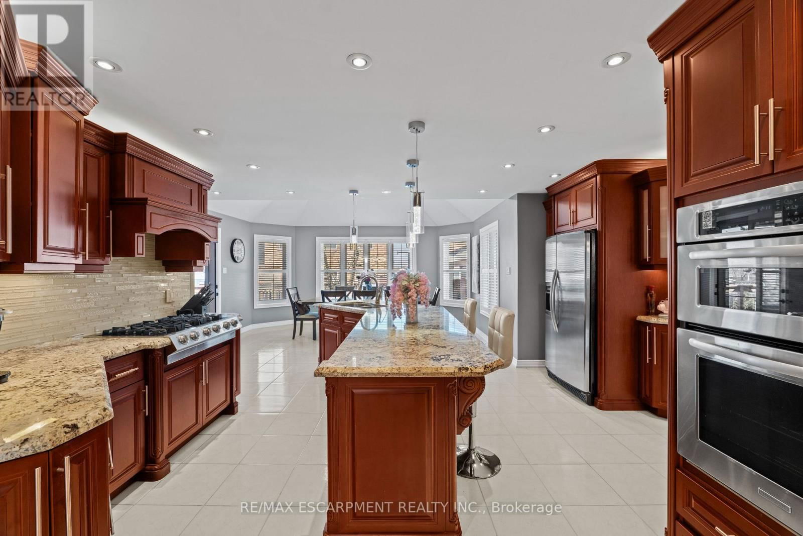 6 EMBASSY DRIVE Image 10
