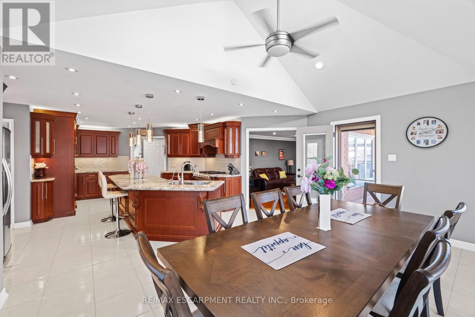 6 EMBASSY DRIVE Image 11