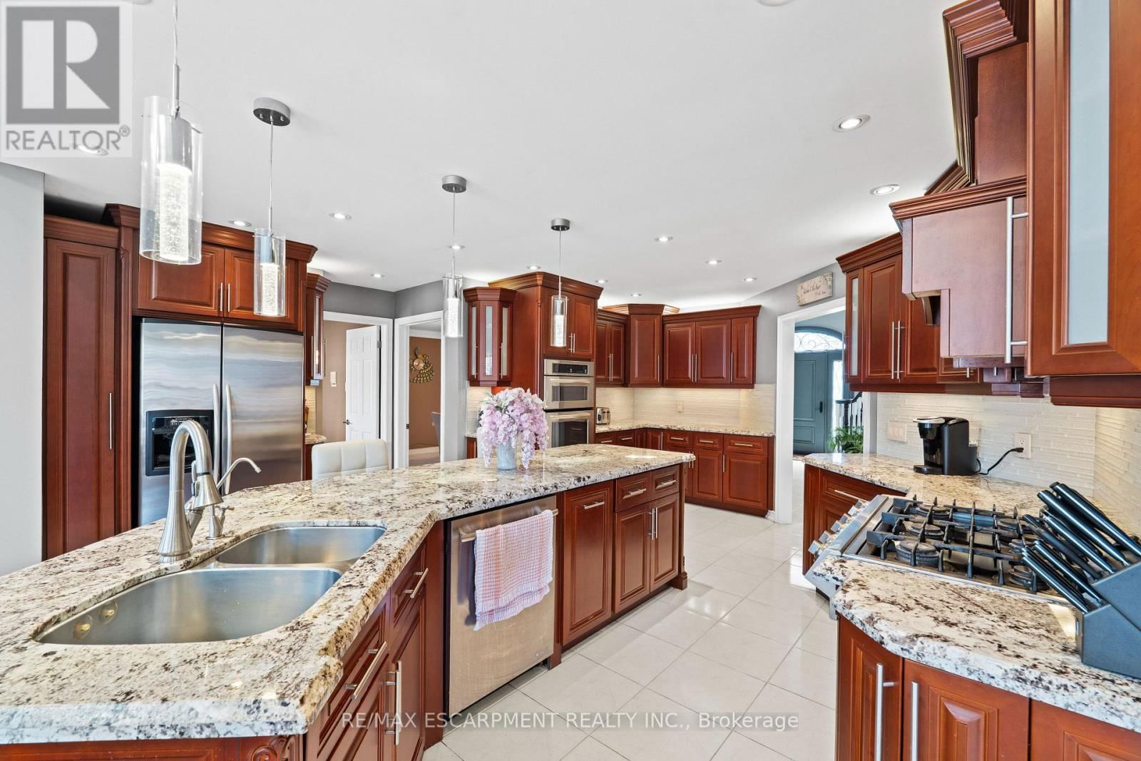 6 EMBASSY DRIVE Image 12