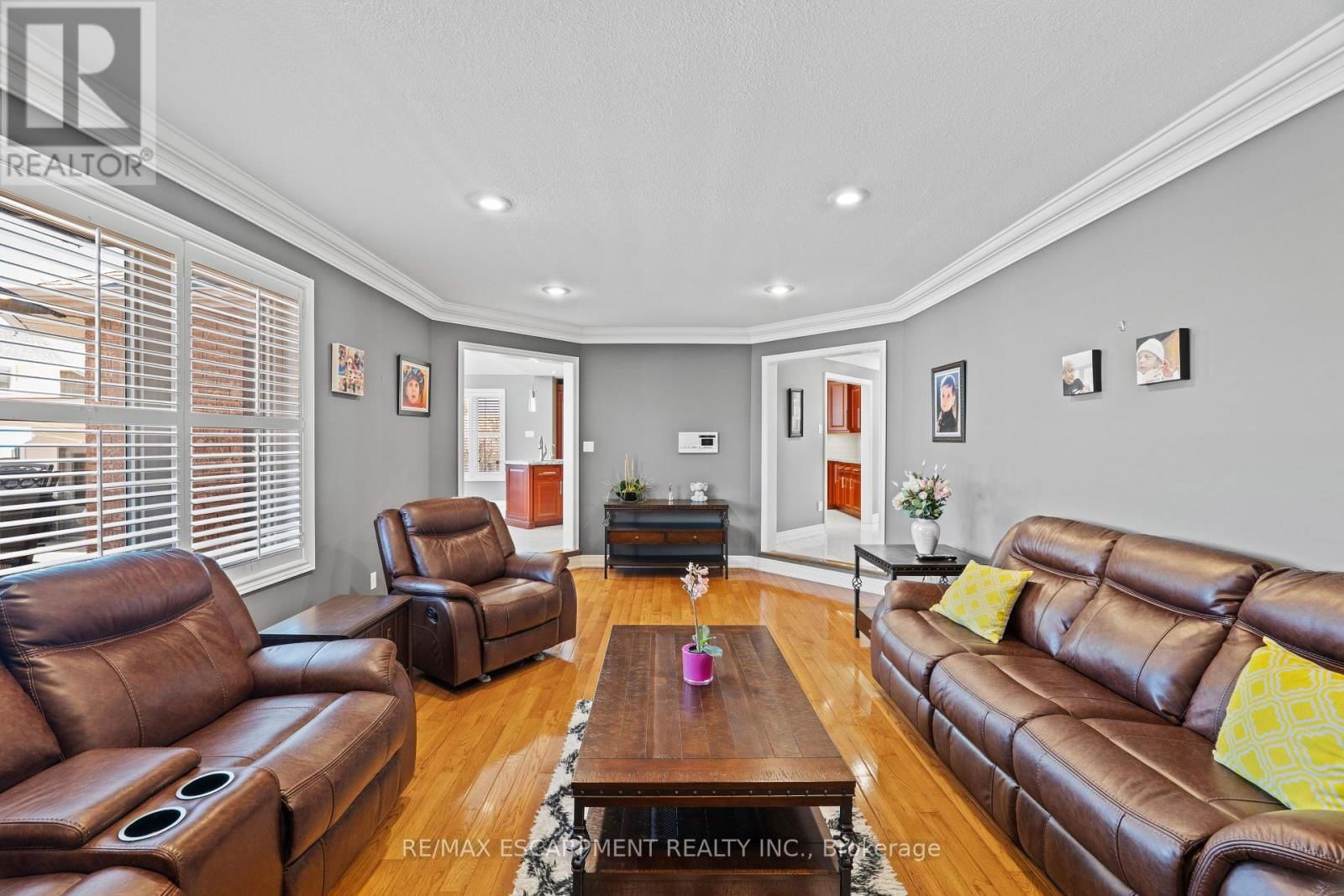6 EMBASSY DRIVE Image 15
