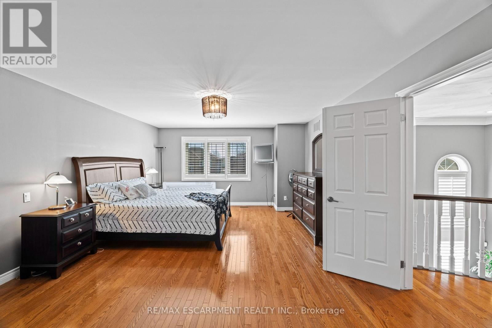 6 EMBASSY DRIVE Image 21