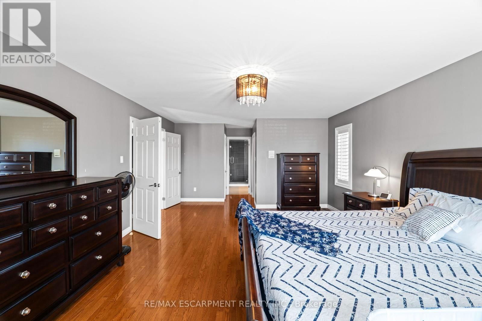 6 EMBASSY DRIVE Image 22