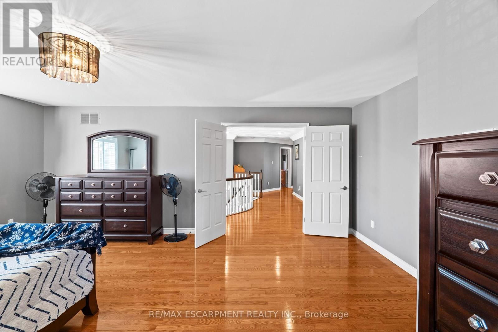 6 EMBASSY DRIVE Image 23