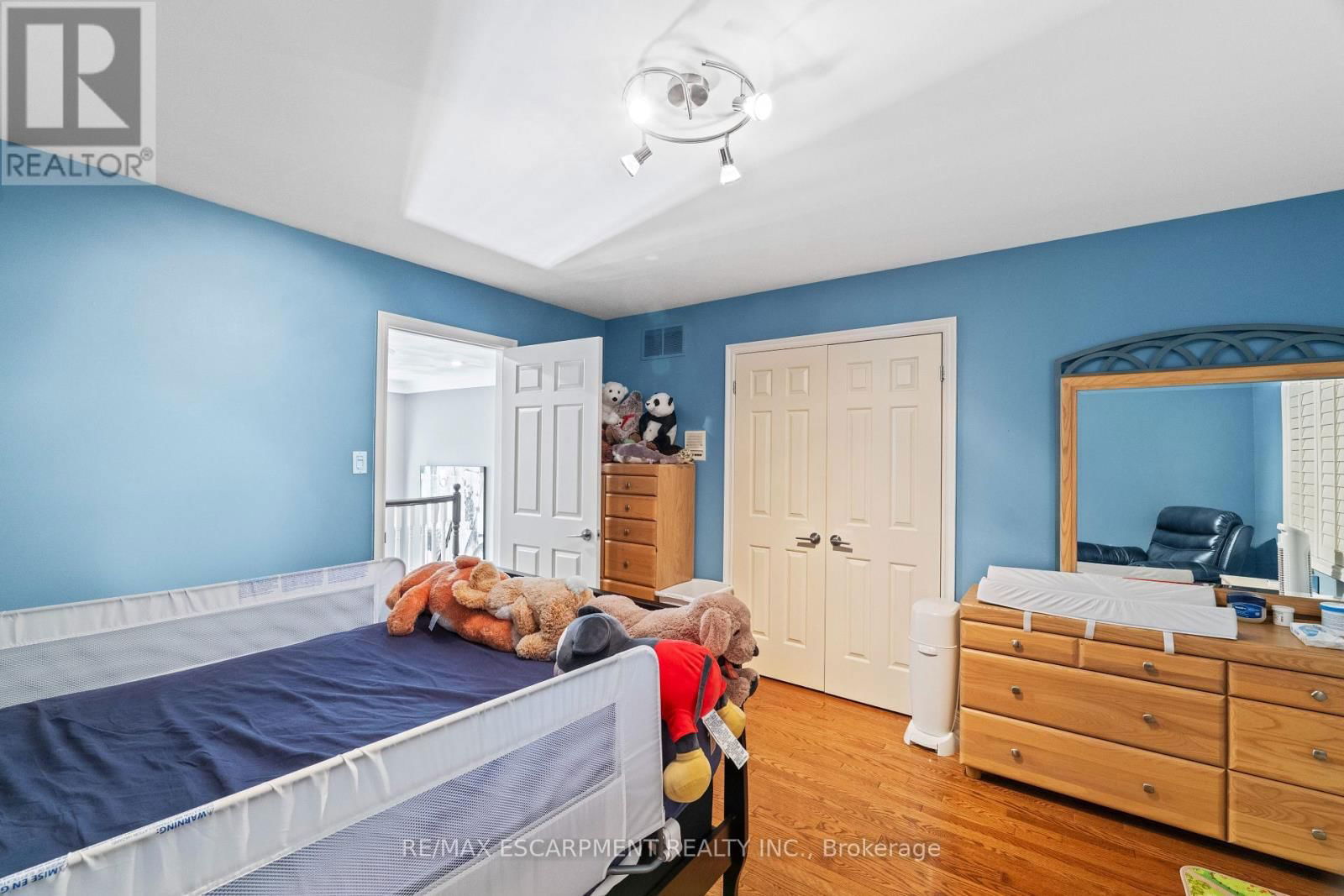 6 EMBASSY DRIVE Image 27