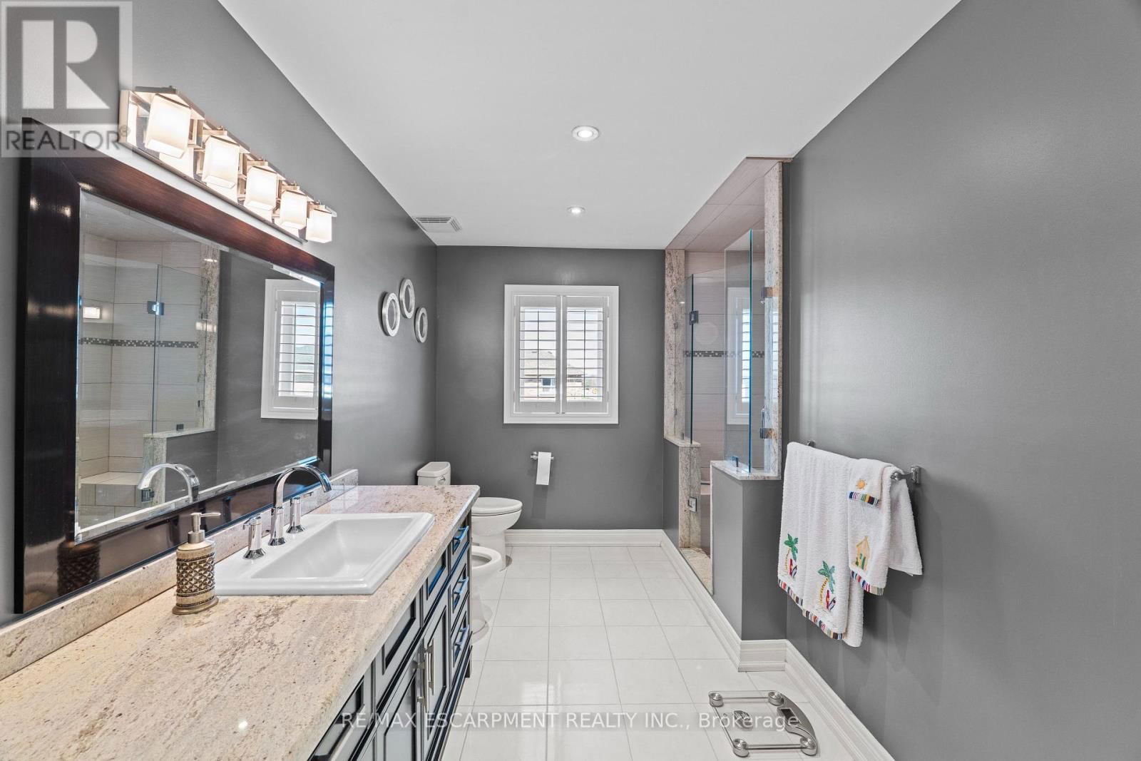6 EMBASSY DRIVE Image 28