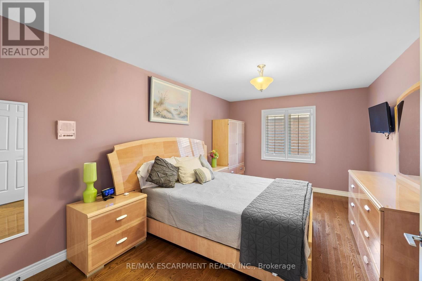 6 EMBASSY DRIVE Image 32