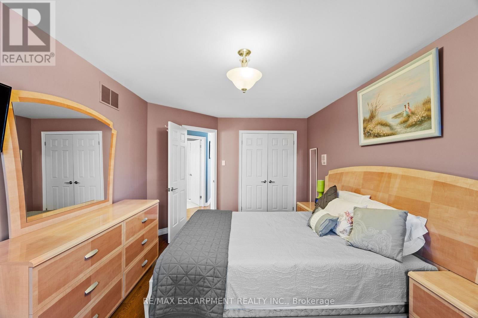 6 EMBASSY DRIVE Image 33