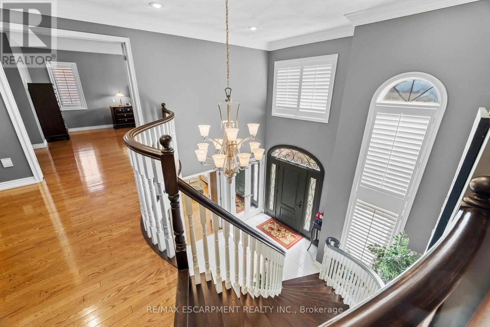 6 EMBASSY DRIVE Image 34