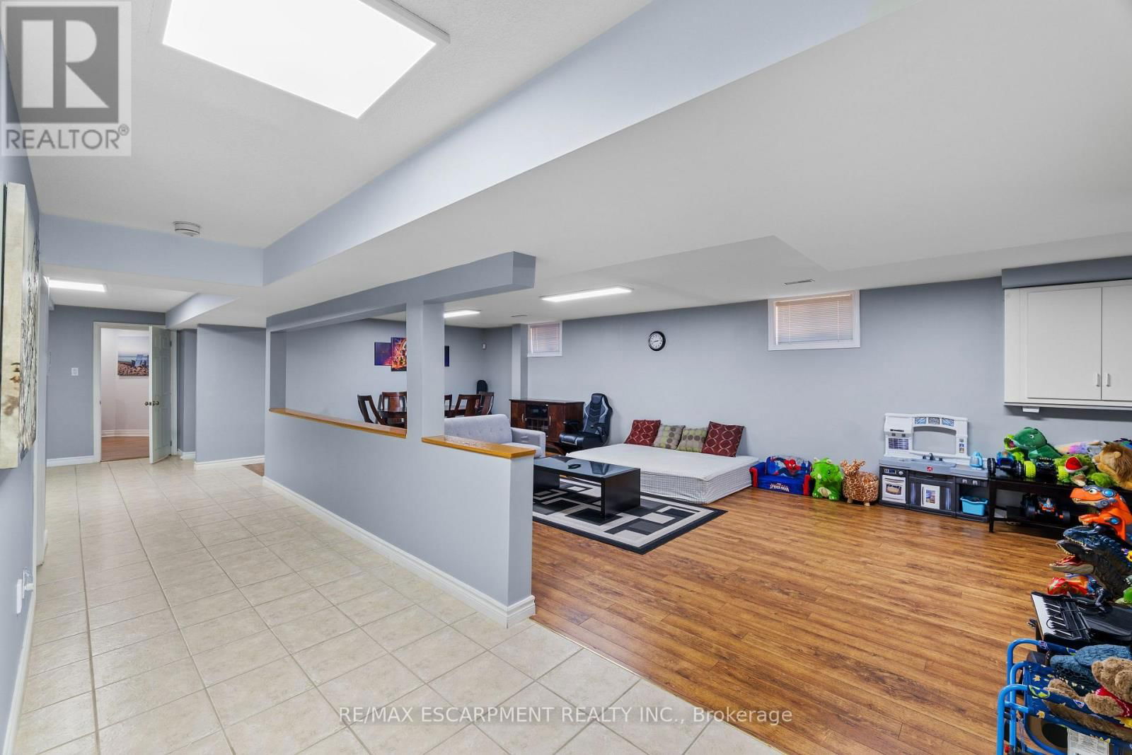 6 EMBASSY DRIVE Image 35