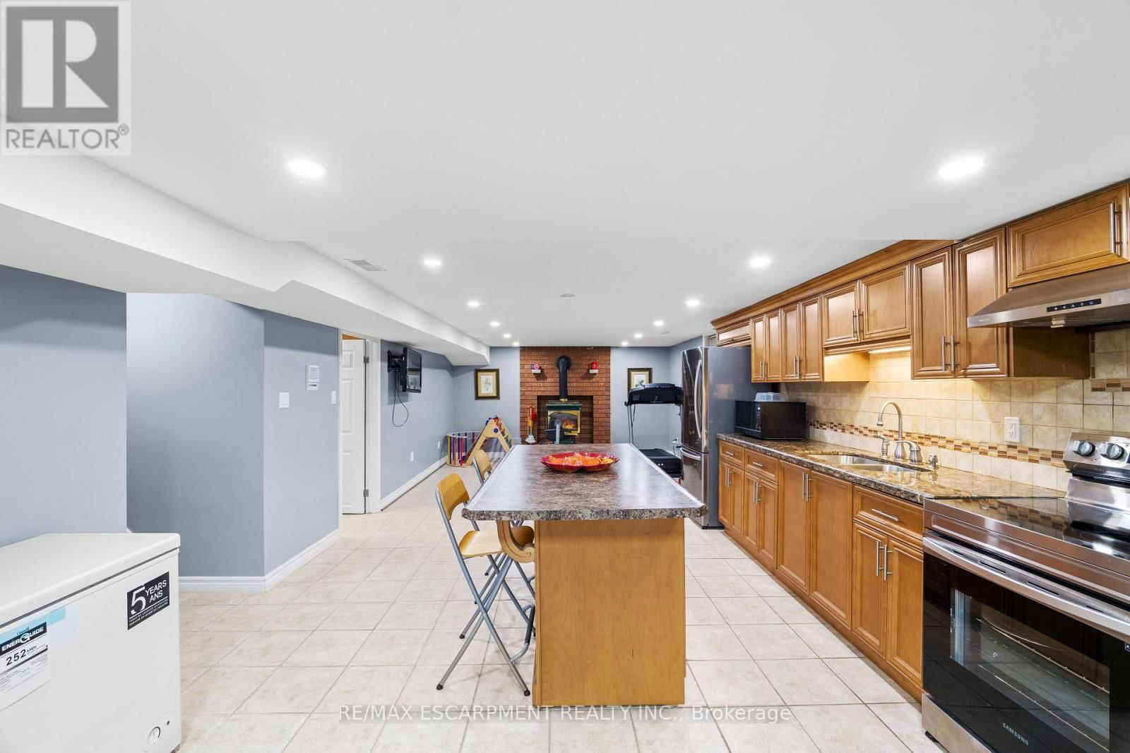 6 EMBASSY DRIVE Image 38