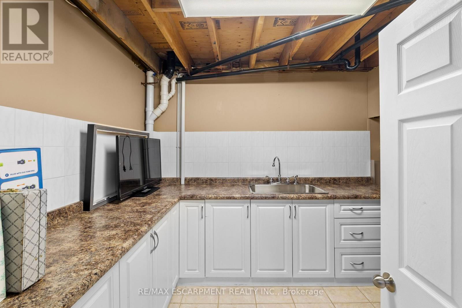 6 EMBASSY DRIVE Image 39