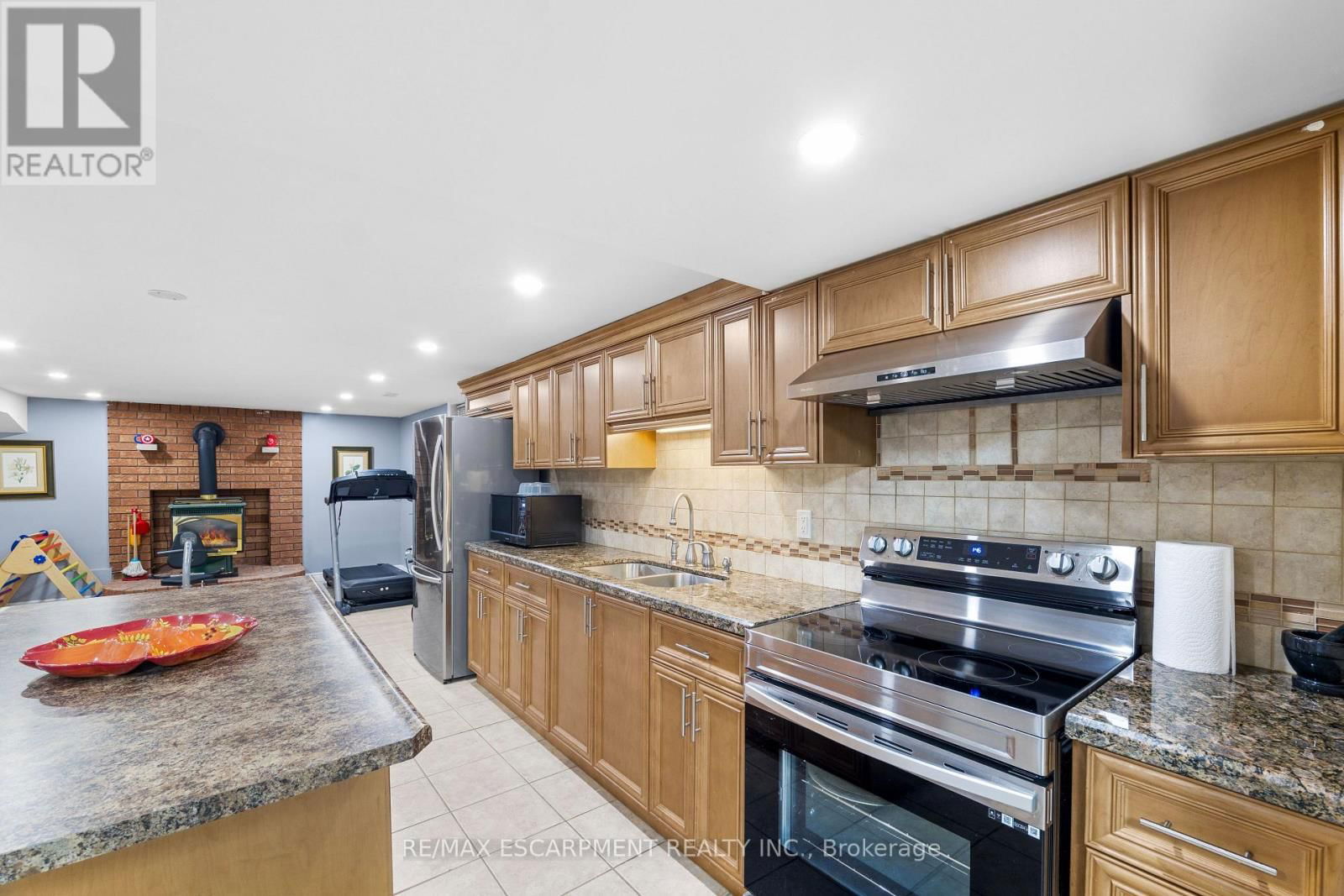 6 EMBASSY DRIVE Image 41