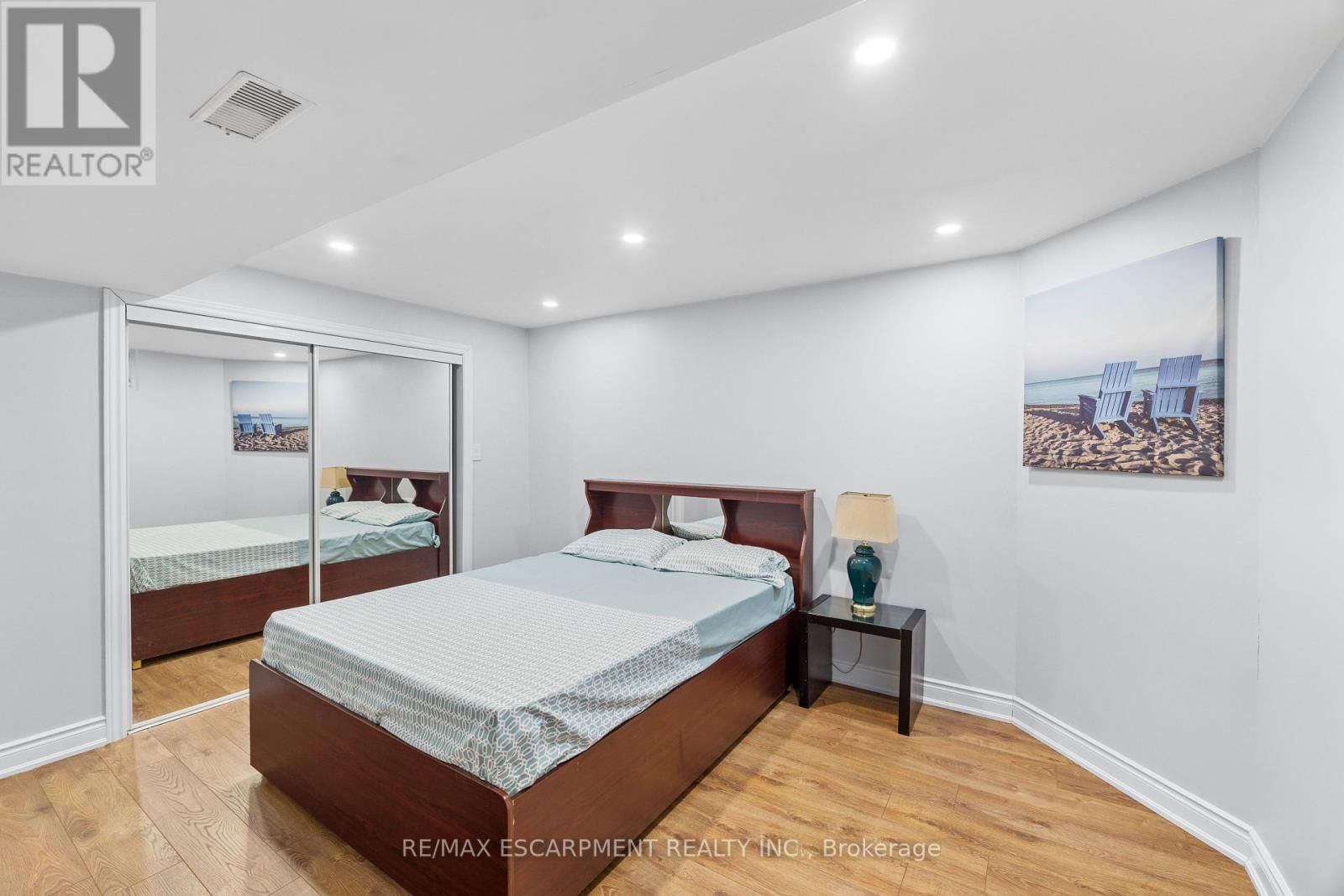 6 EMBASSY DRIVE Image 42