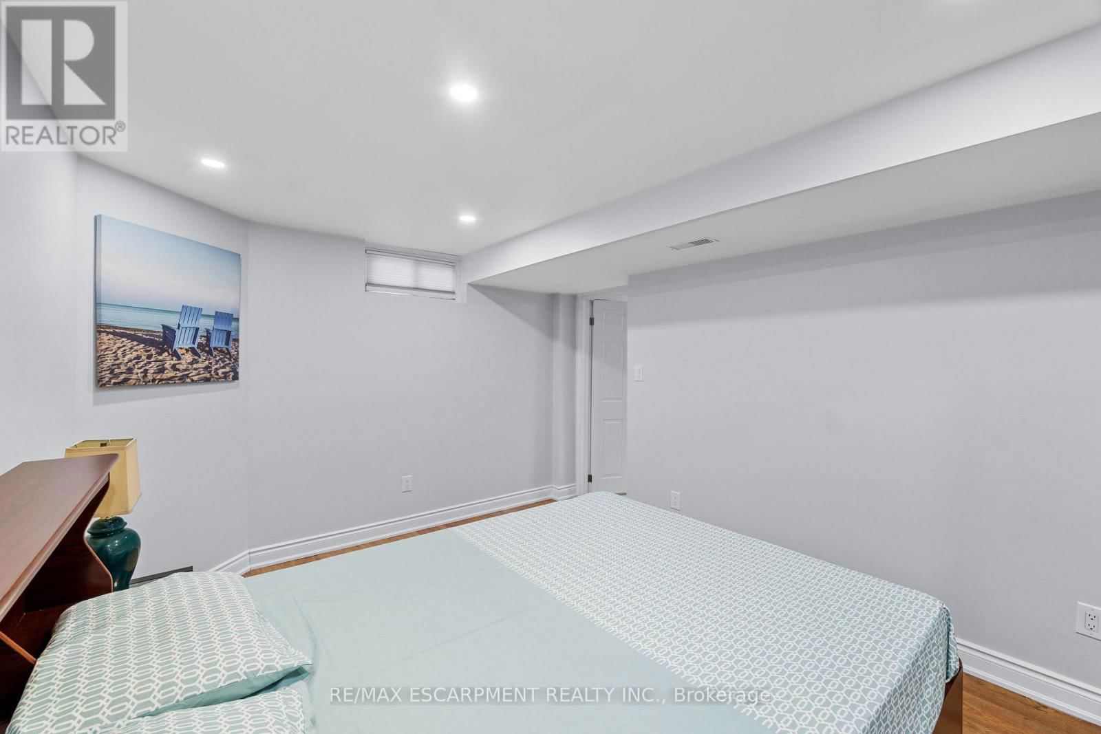 6 EMBASSY DRIVE Image 43