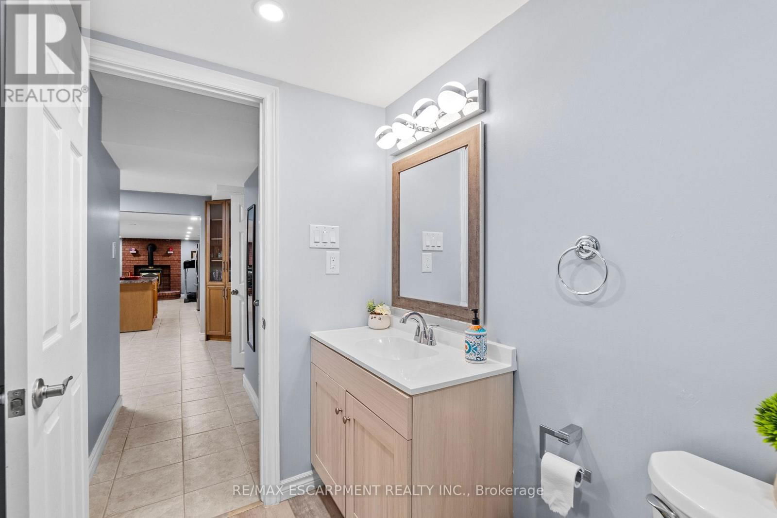 6 EMBASSY DRIVE Image 45