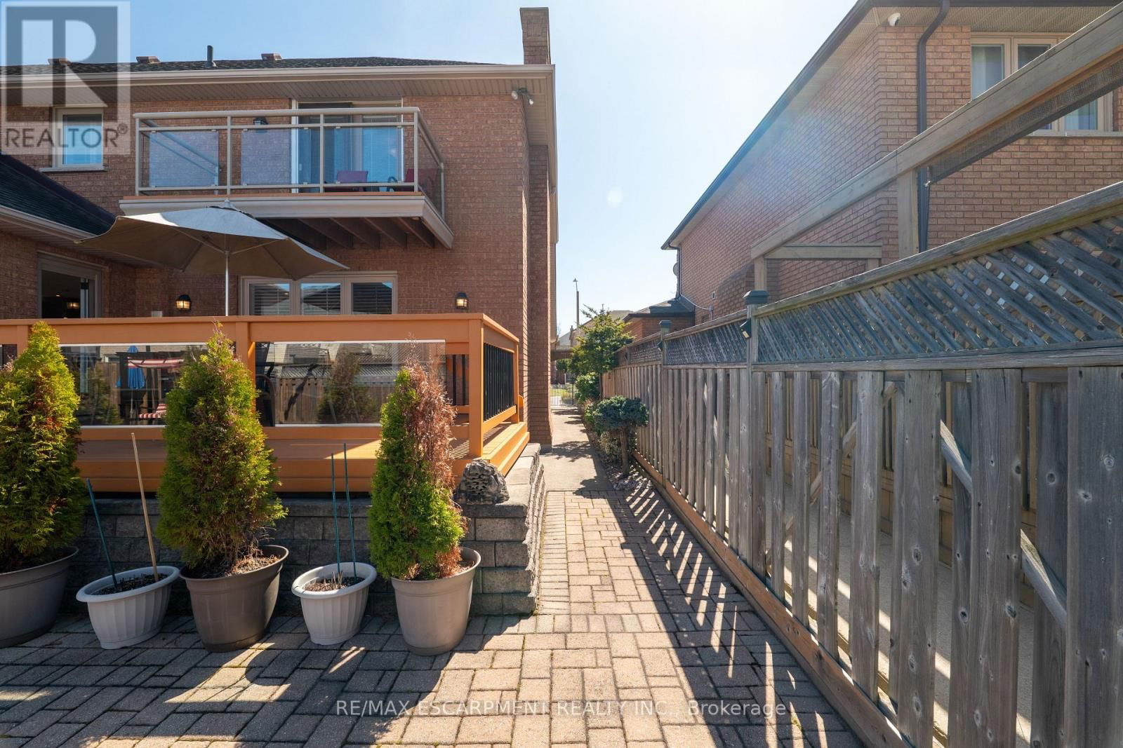 6 EMBASSY DRIVE Image 50