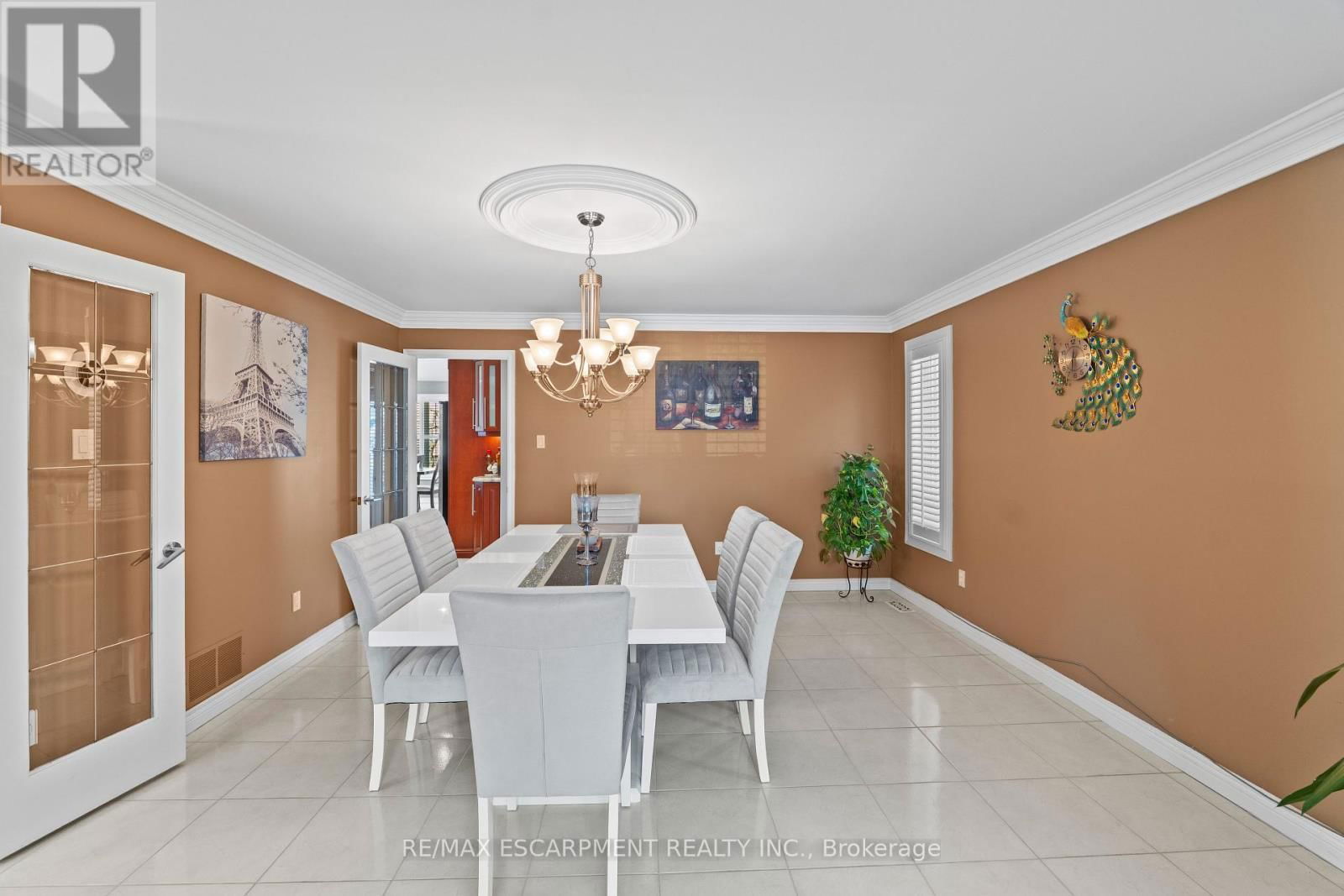6 EMBASSY DRIVE Image 8
