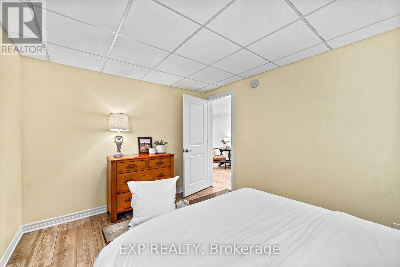 284 STRACHAN STREET Image 37