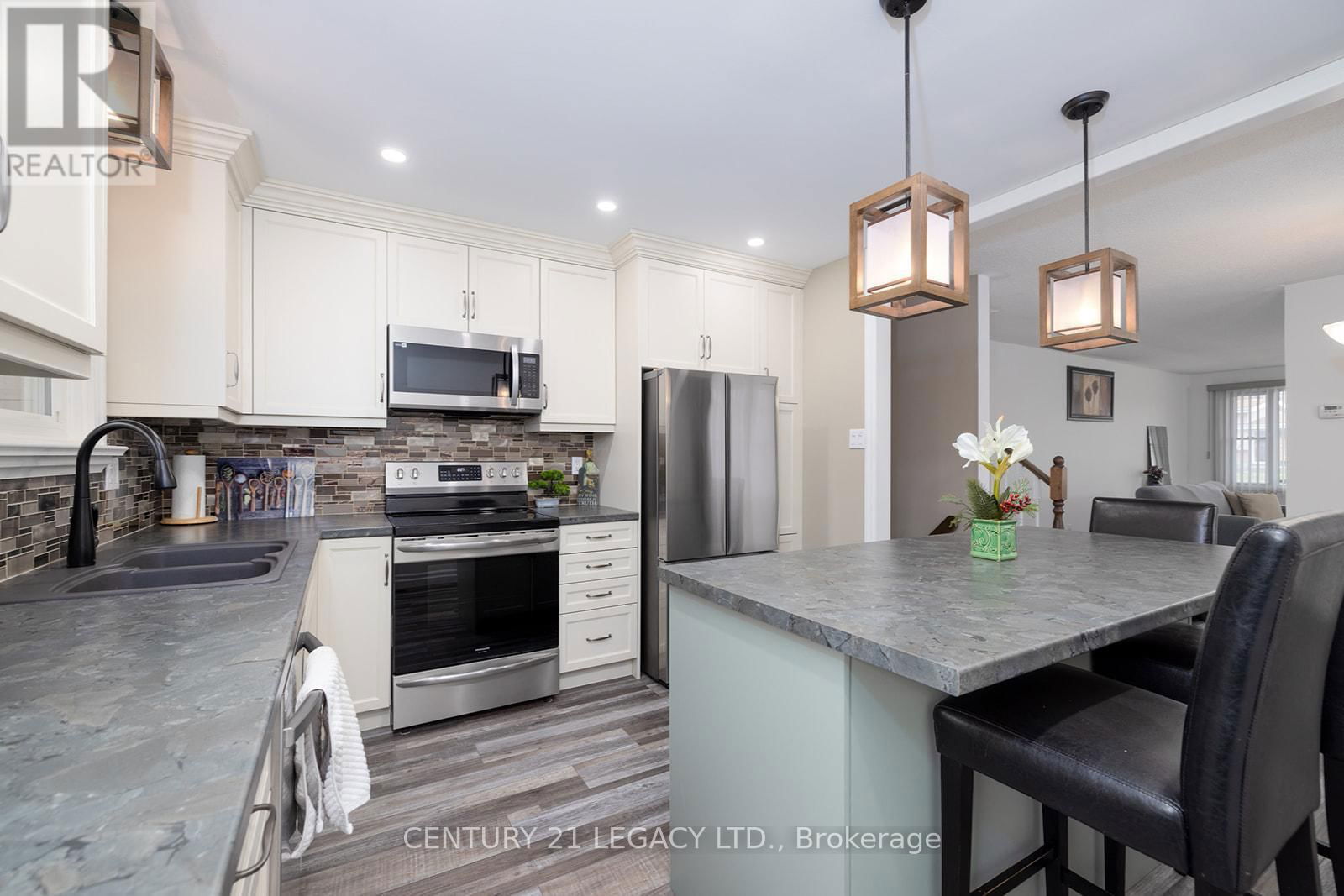 971 EAGLE CRESCENT Image 11
