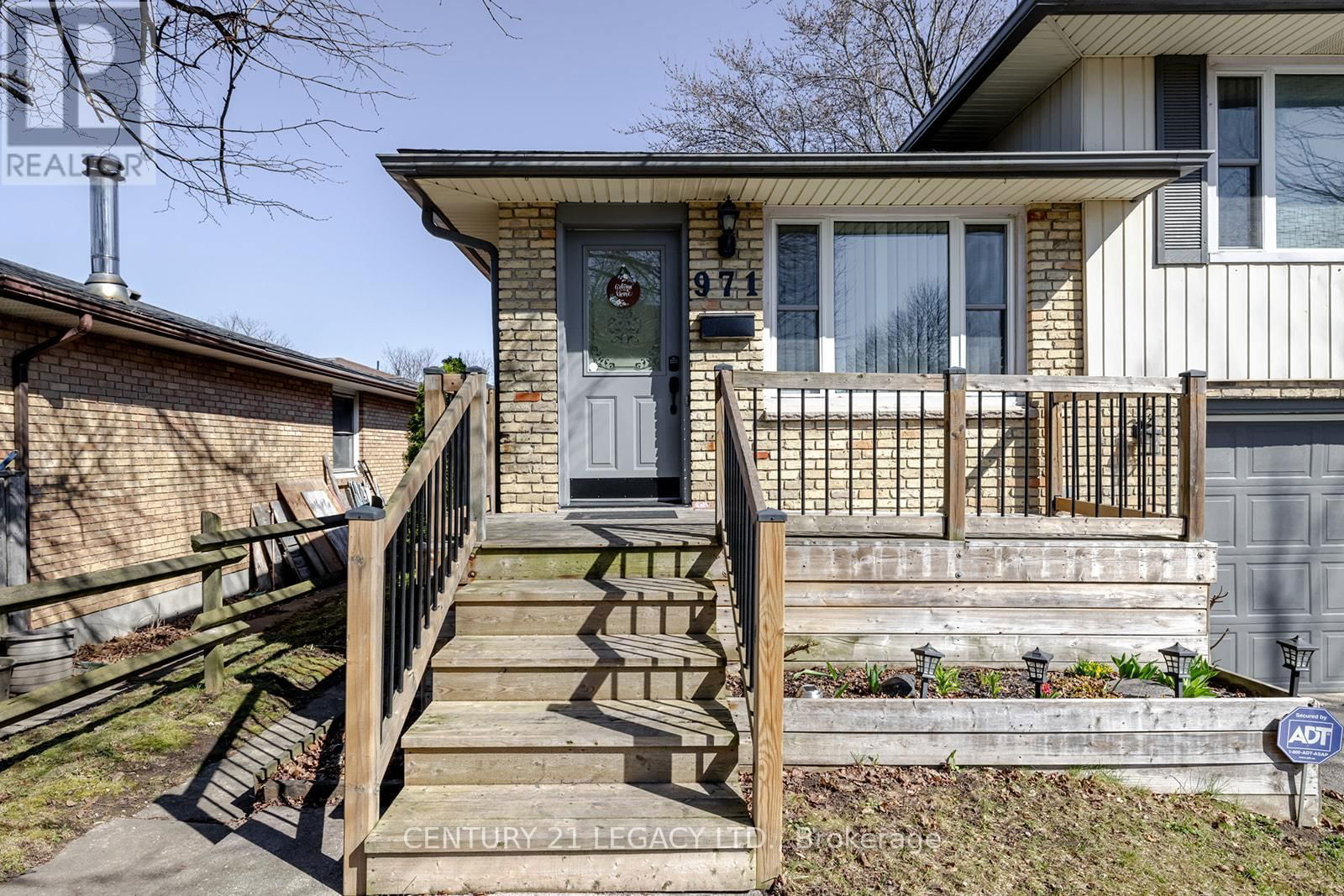 971 EAGLE CRESCENT Image 3