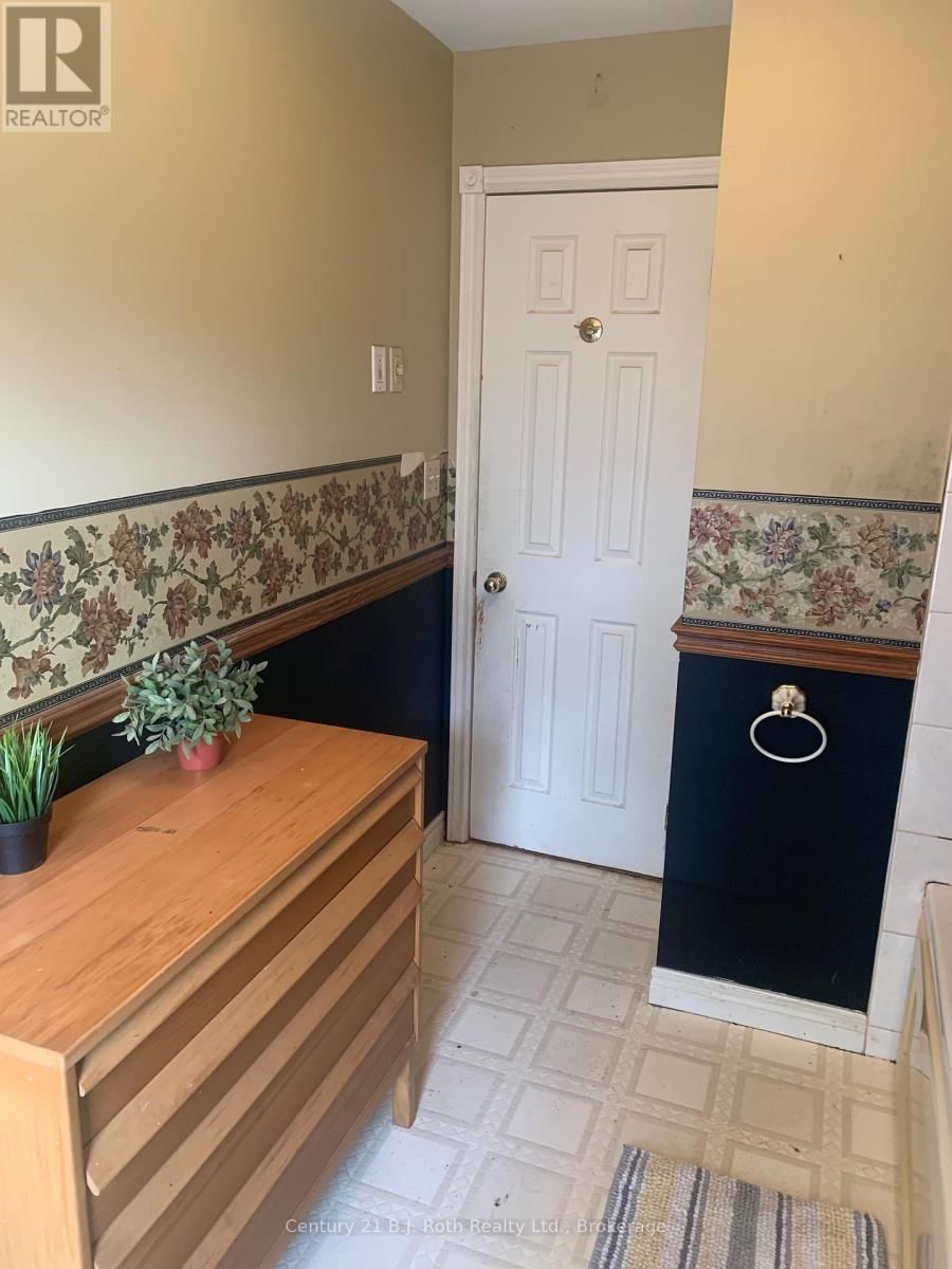 1087 MERKLEY ROAD Image 15