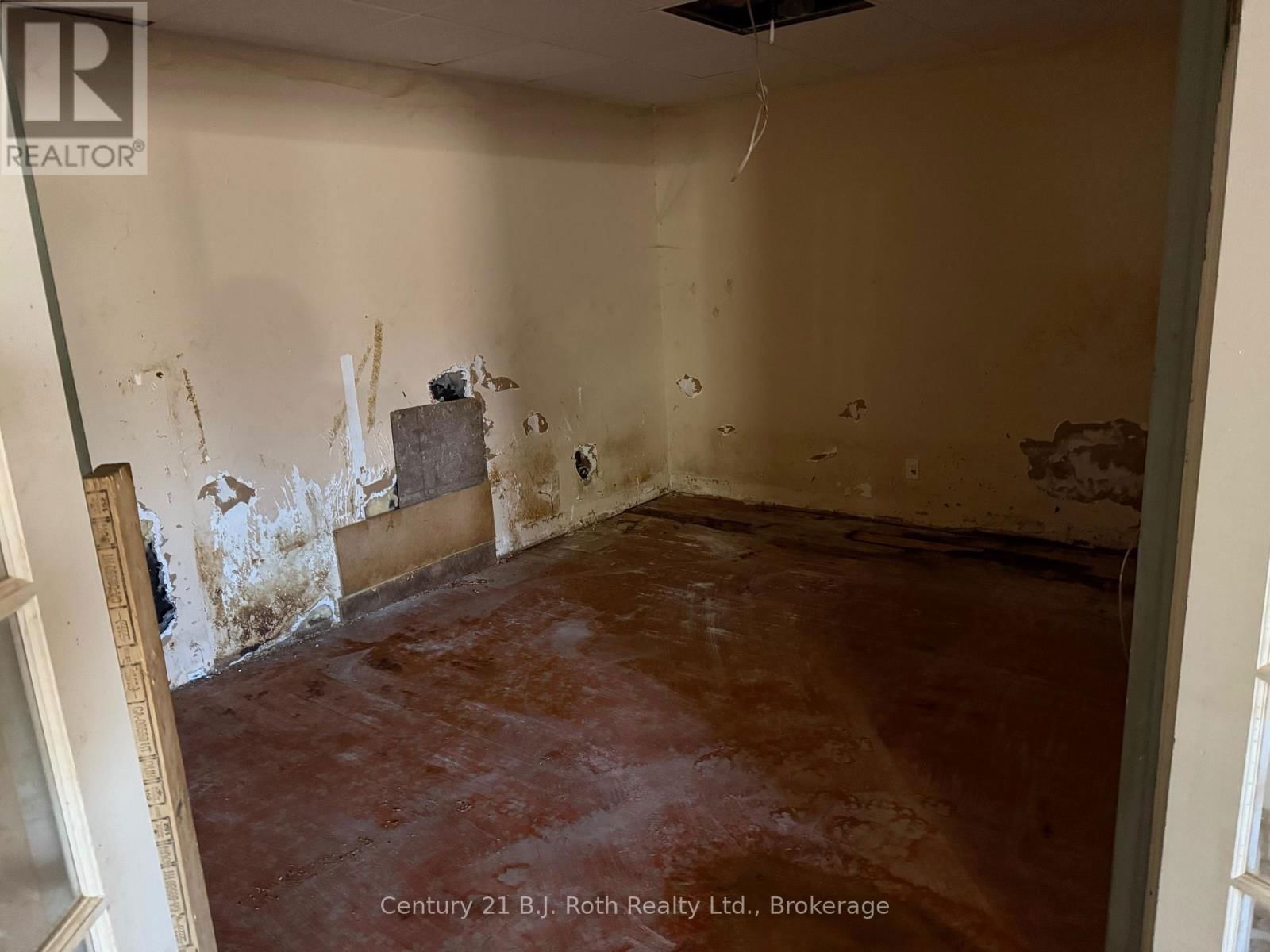 1087 MERKLEY ROAD Image 27