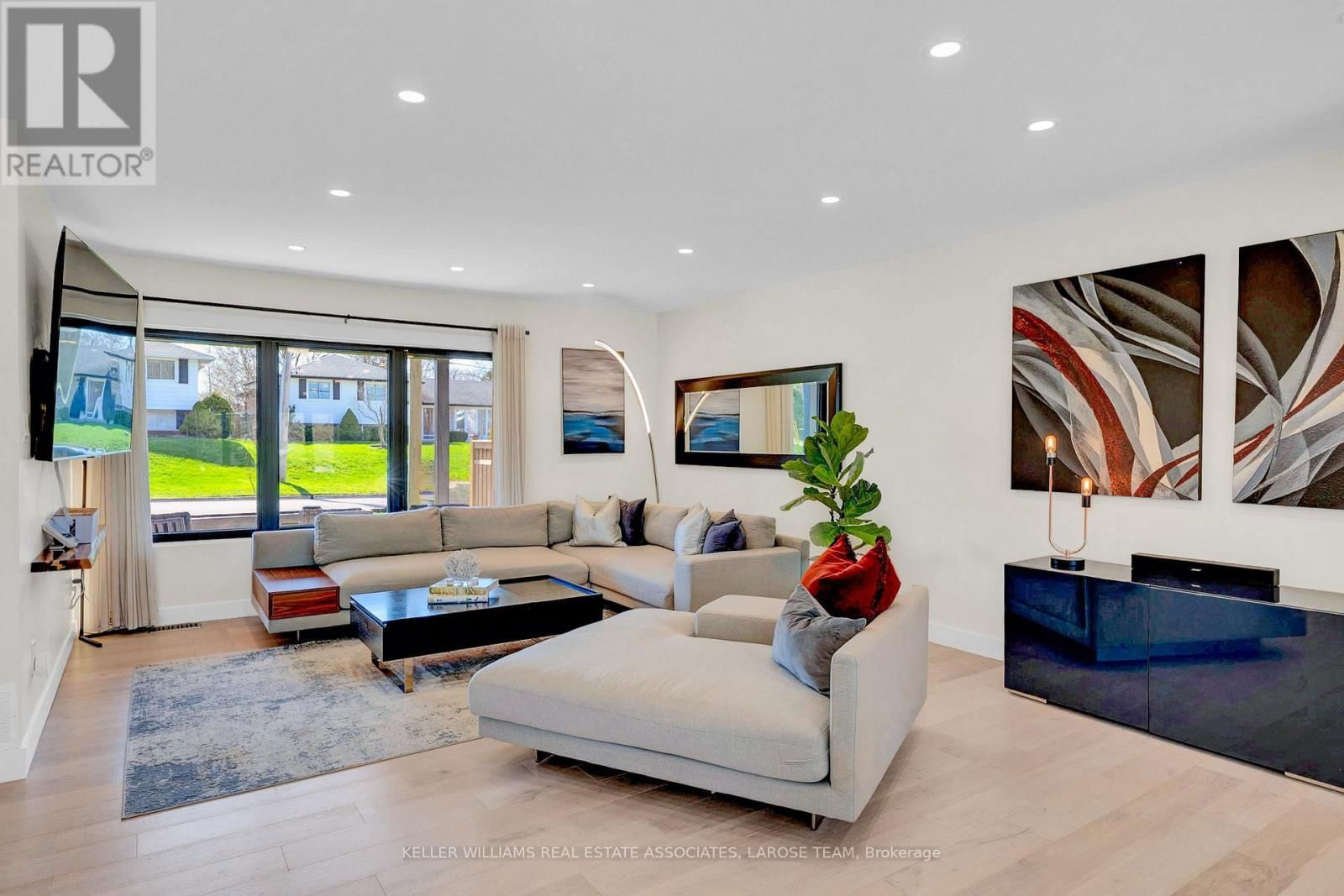 16 LYNNDALE DRIVE Image 10