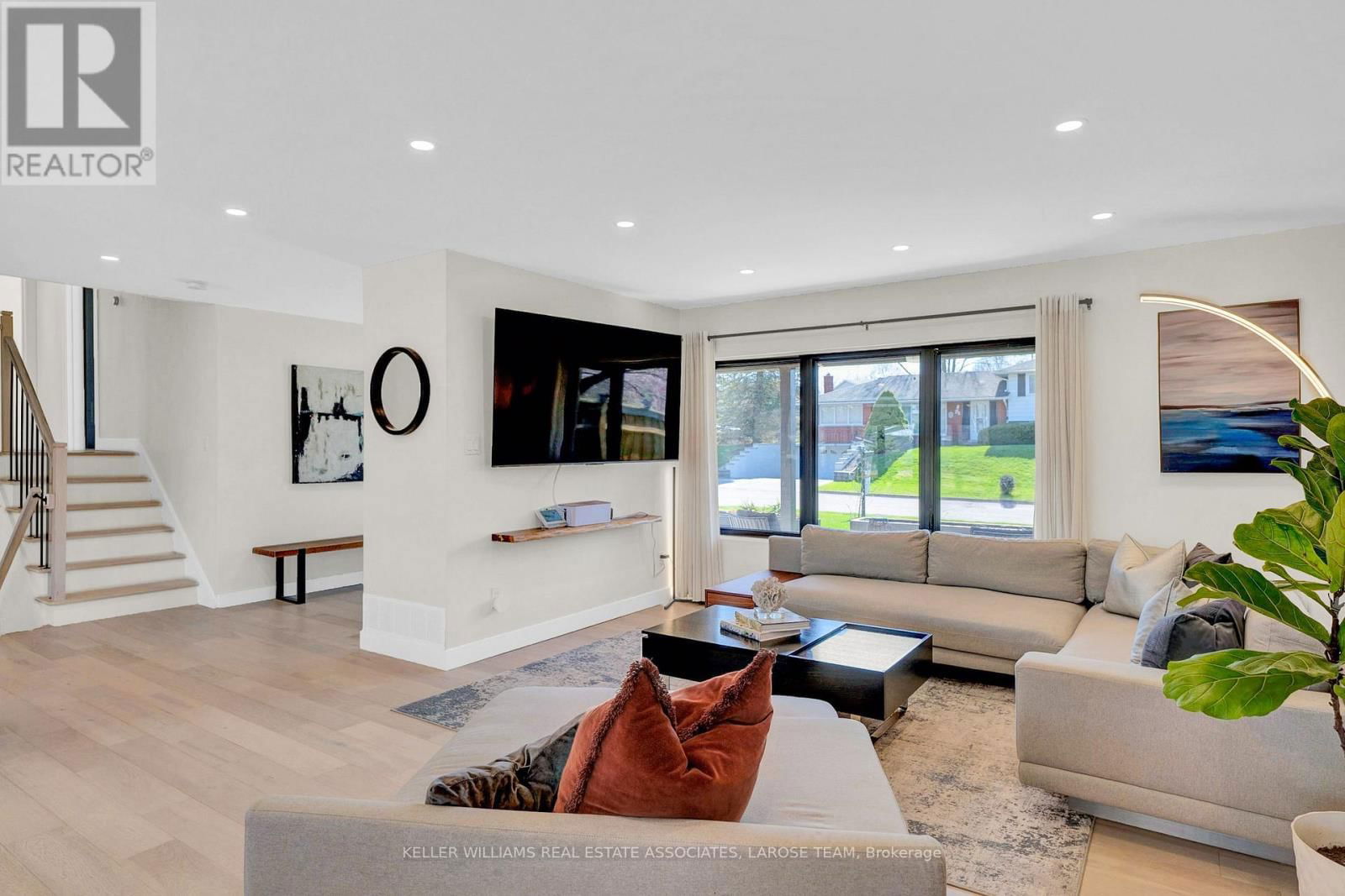 16 LYNNDALE DRIVE Image 11