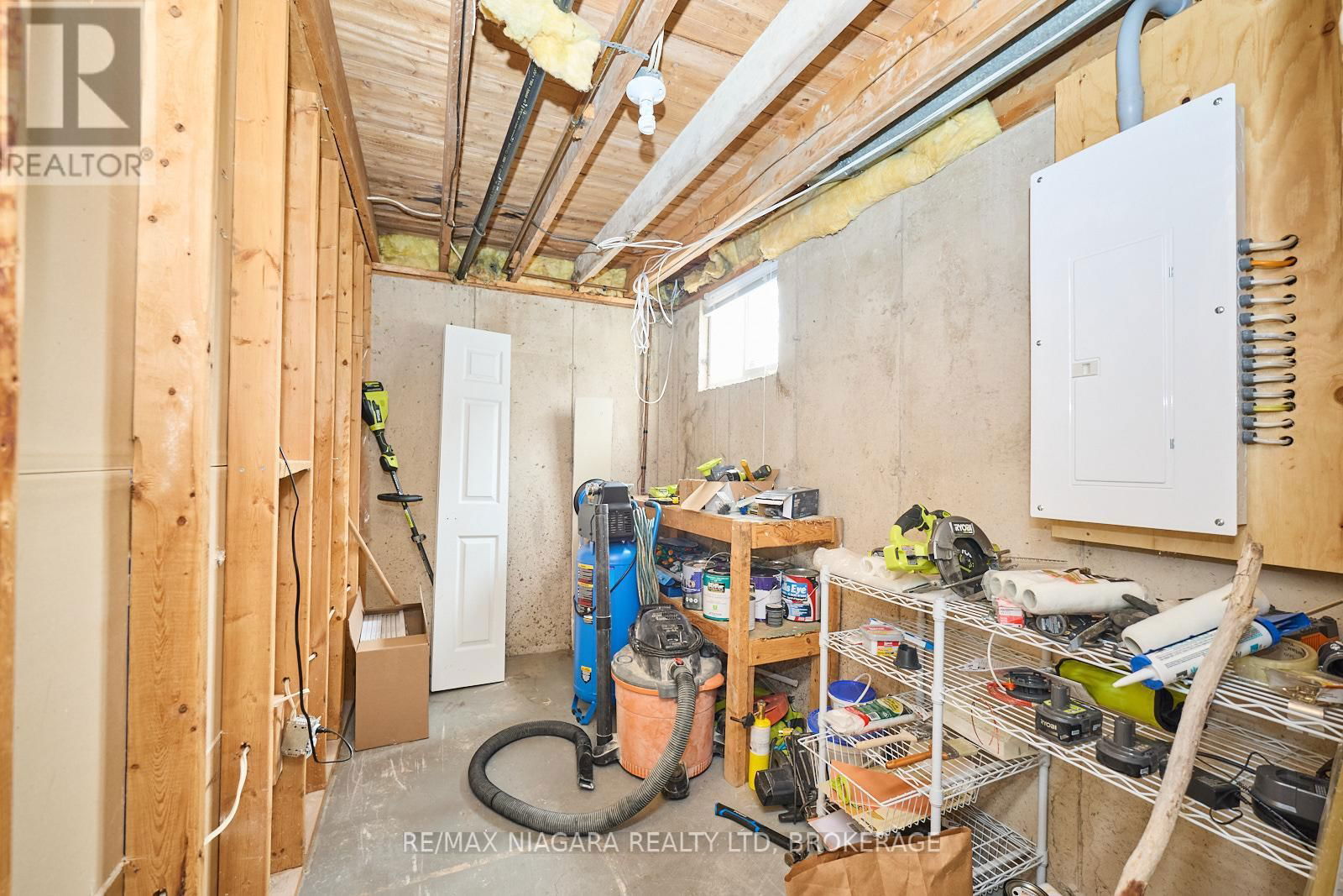 527 FERNDALE AVENUE Image 16