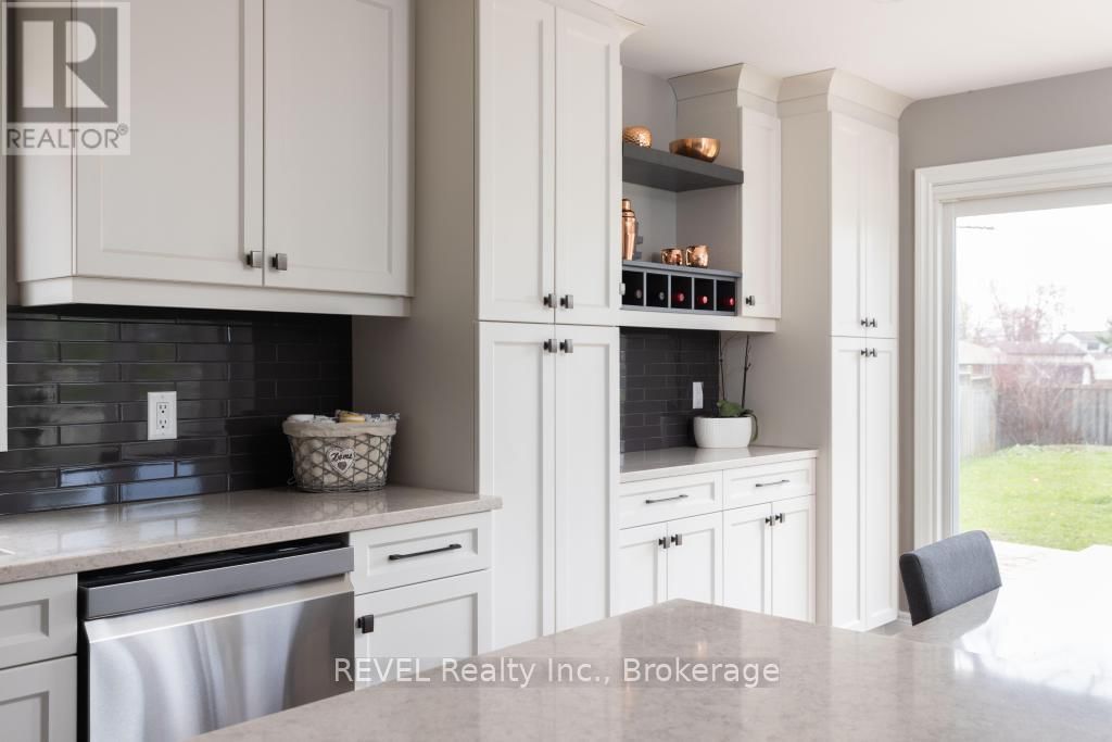 8042 OAKRIDGE DRIVE Image 14