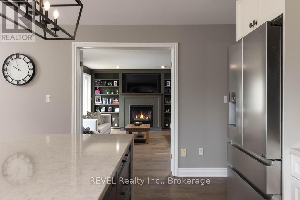 8042 OAKRIDGE DRIVE Image 15