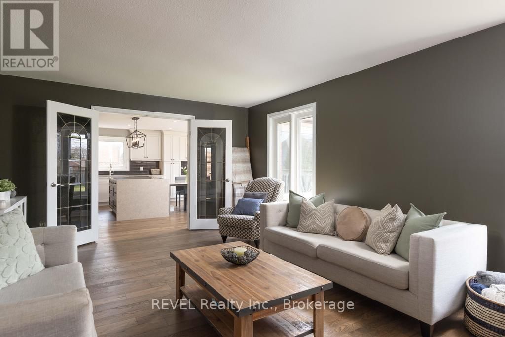 8042 OAKRIDGE DRIVE Image 17