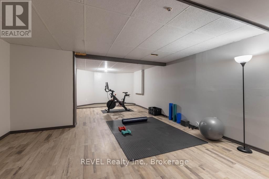 8042 OAKRIDGE DRIVE Image 31