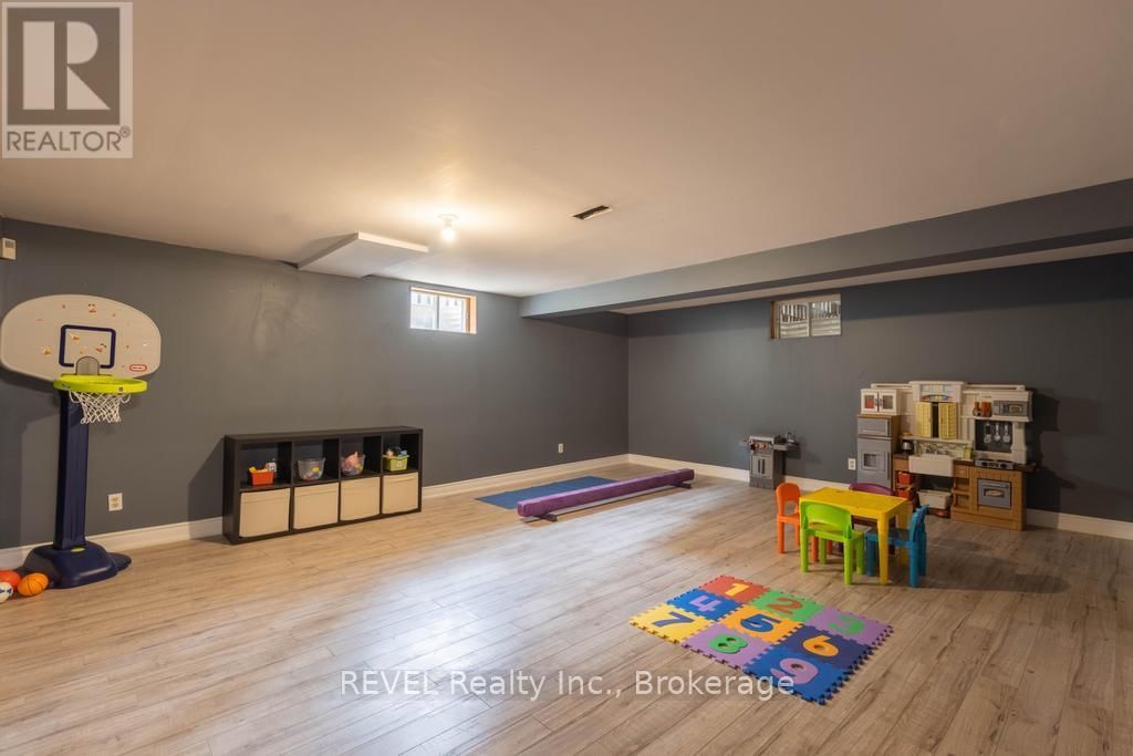 8042 OAKRIDGE DRIVE Image 32