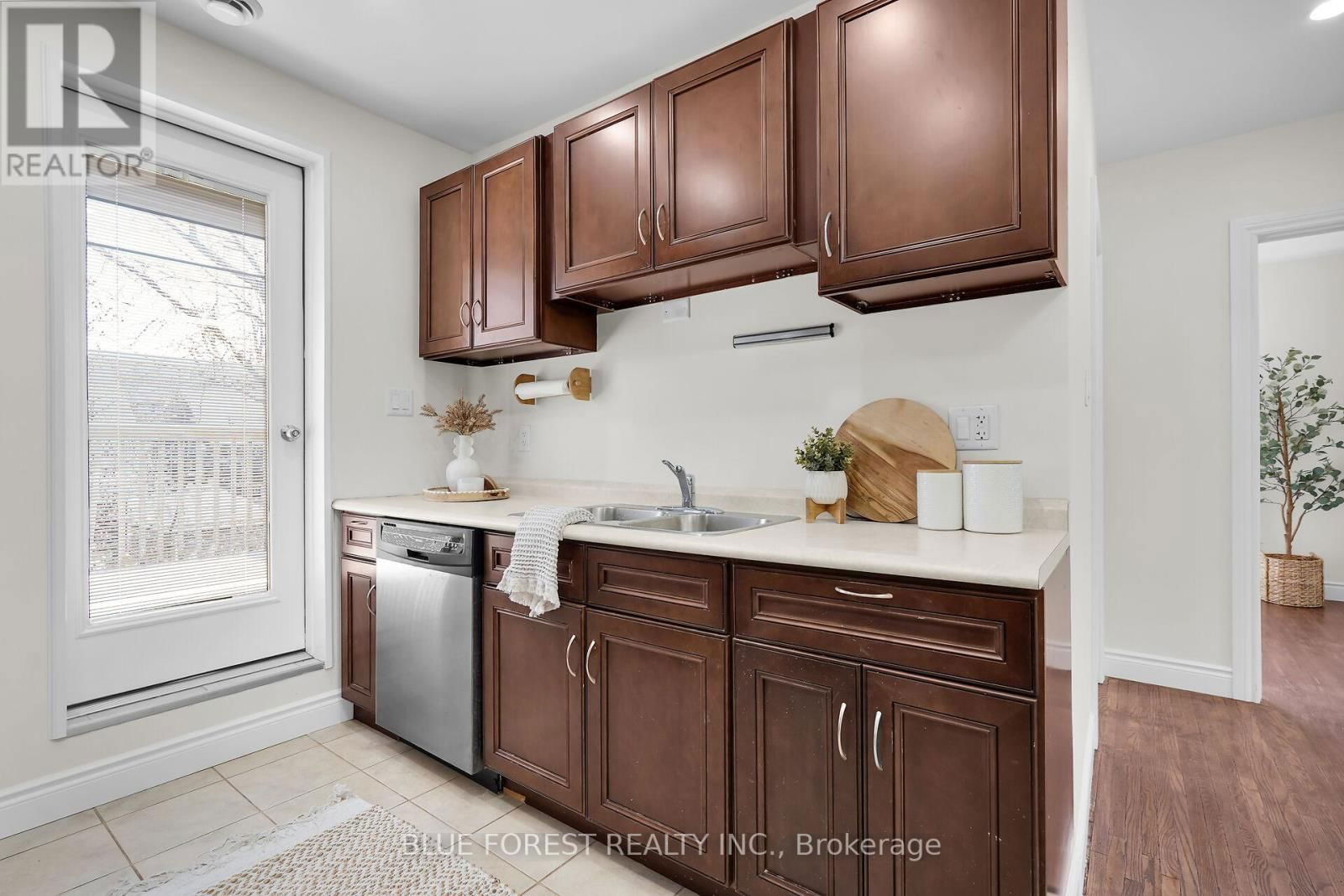 18 BELGRAVE AVENUE Image 10