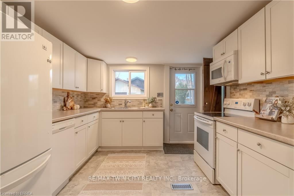 107 GRAND RIVER AVENUE Image 4