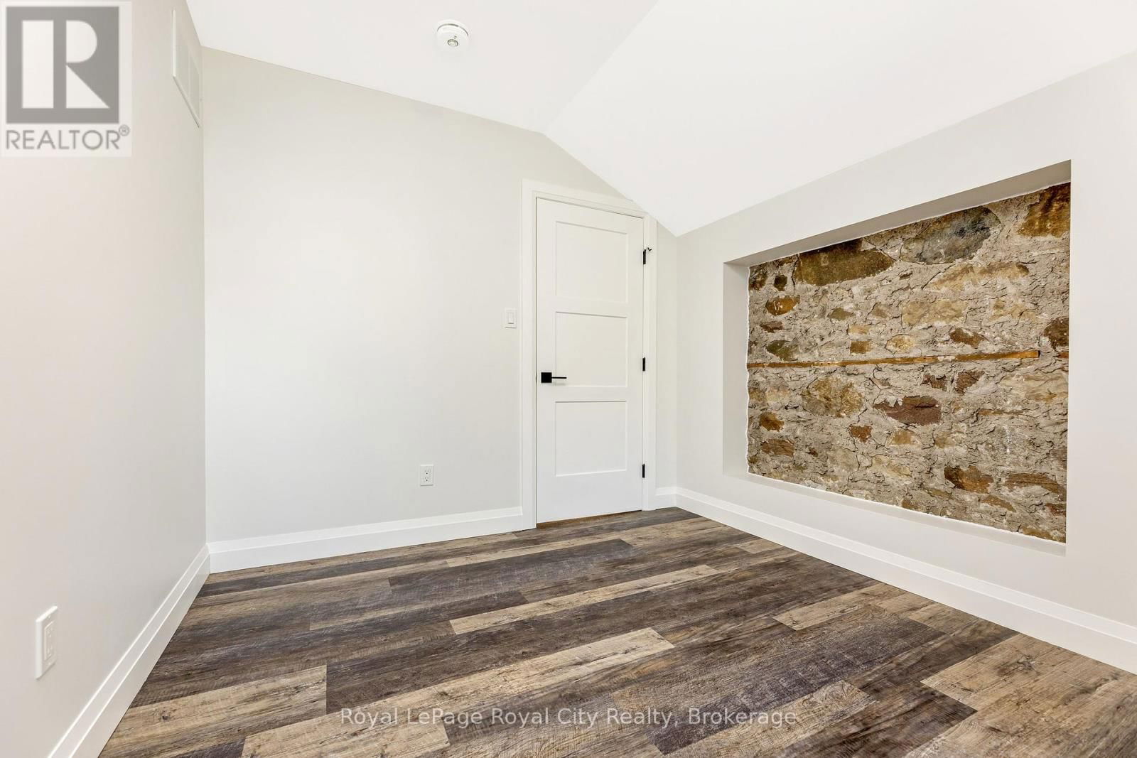33 ISLINGTON AVENUE Image 18