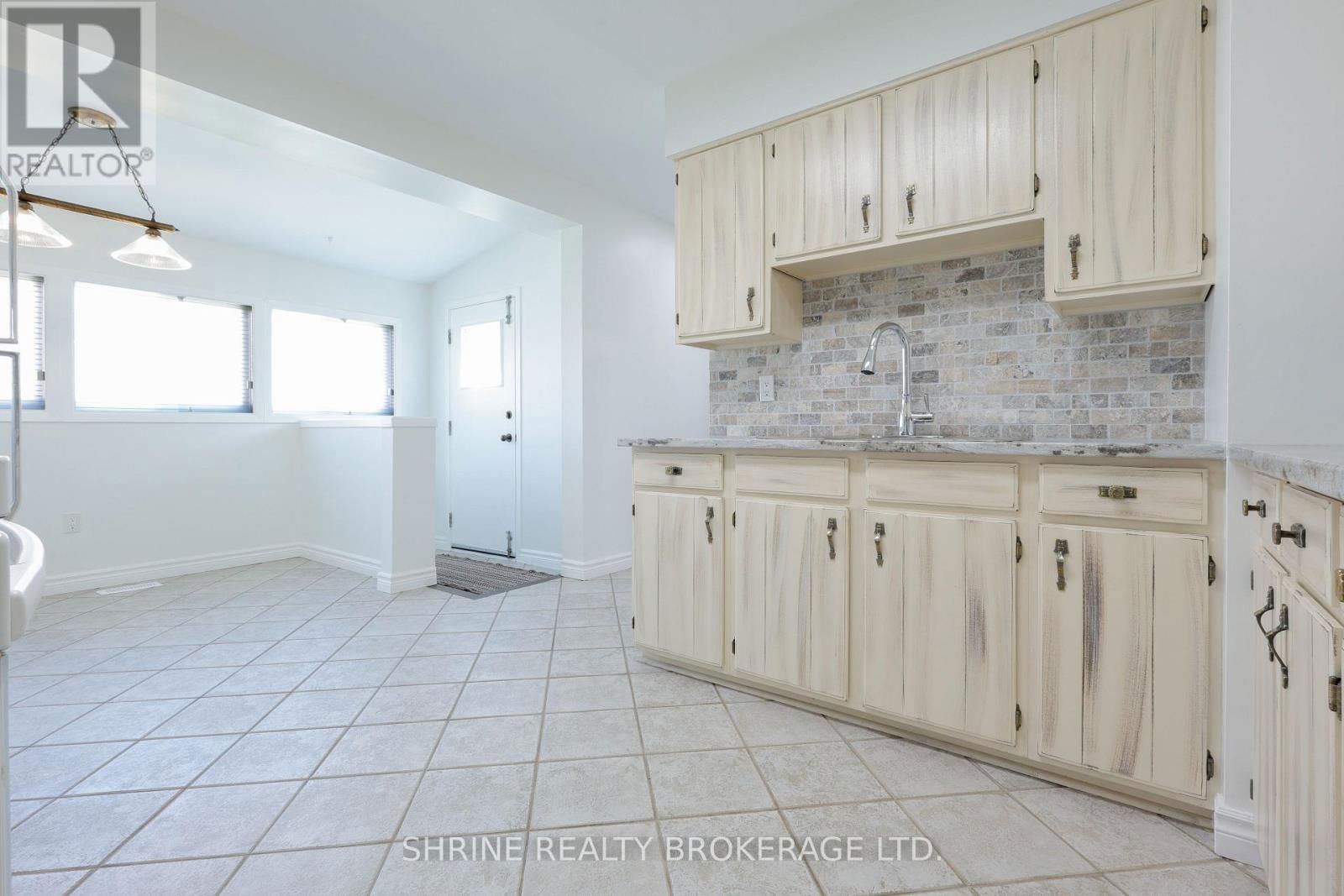 853 QUEENS AVENUE Image 11