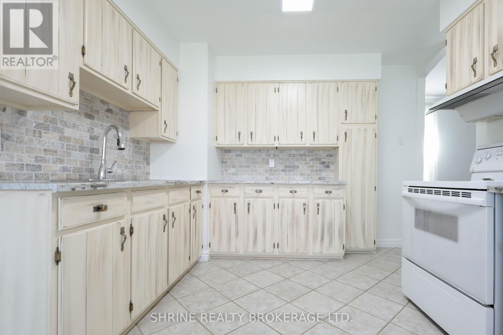 853 QUEENS AVENUE Image 12
