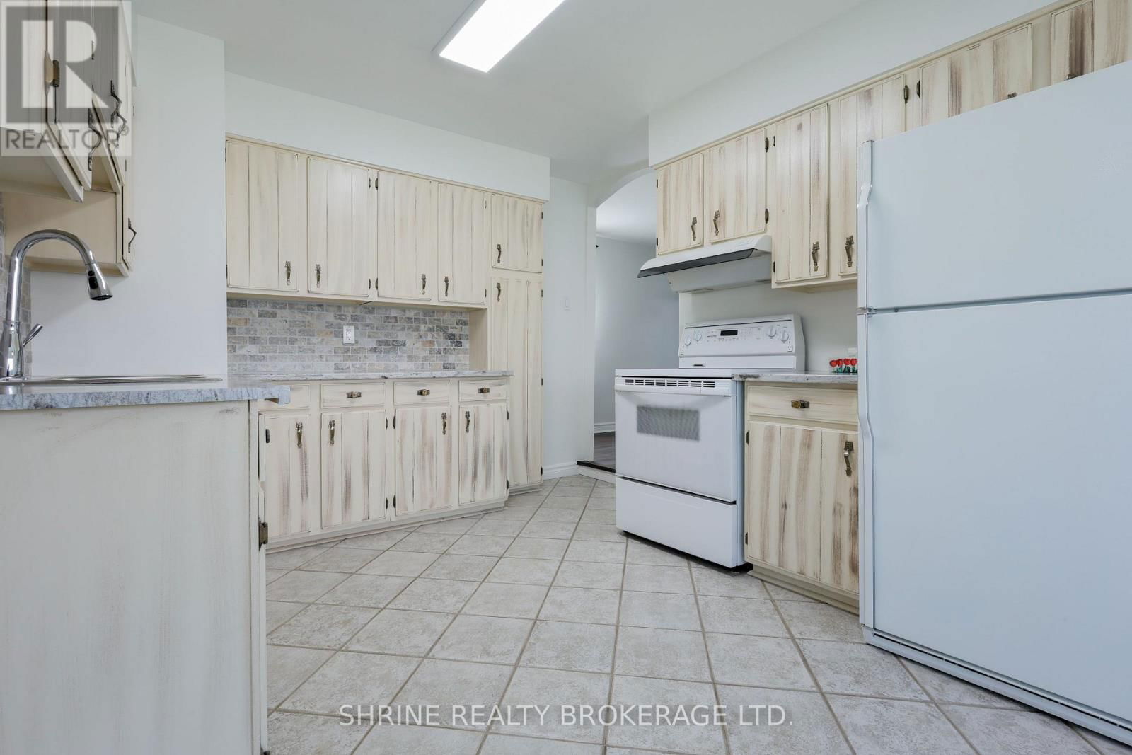 853 QUEENS AVENUE Image 14
