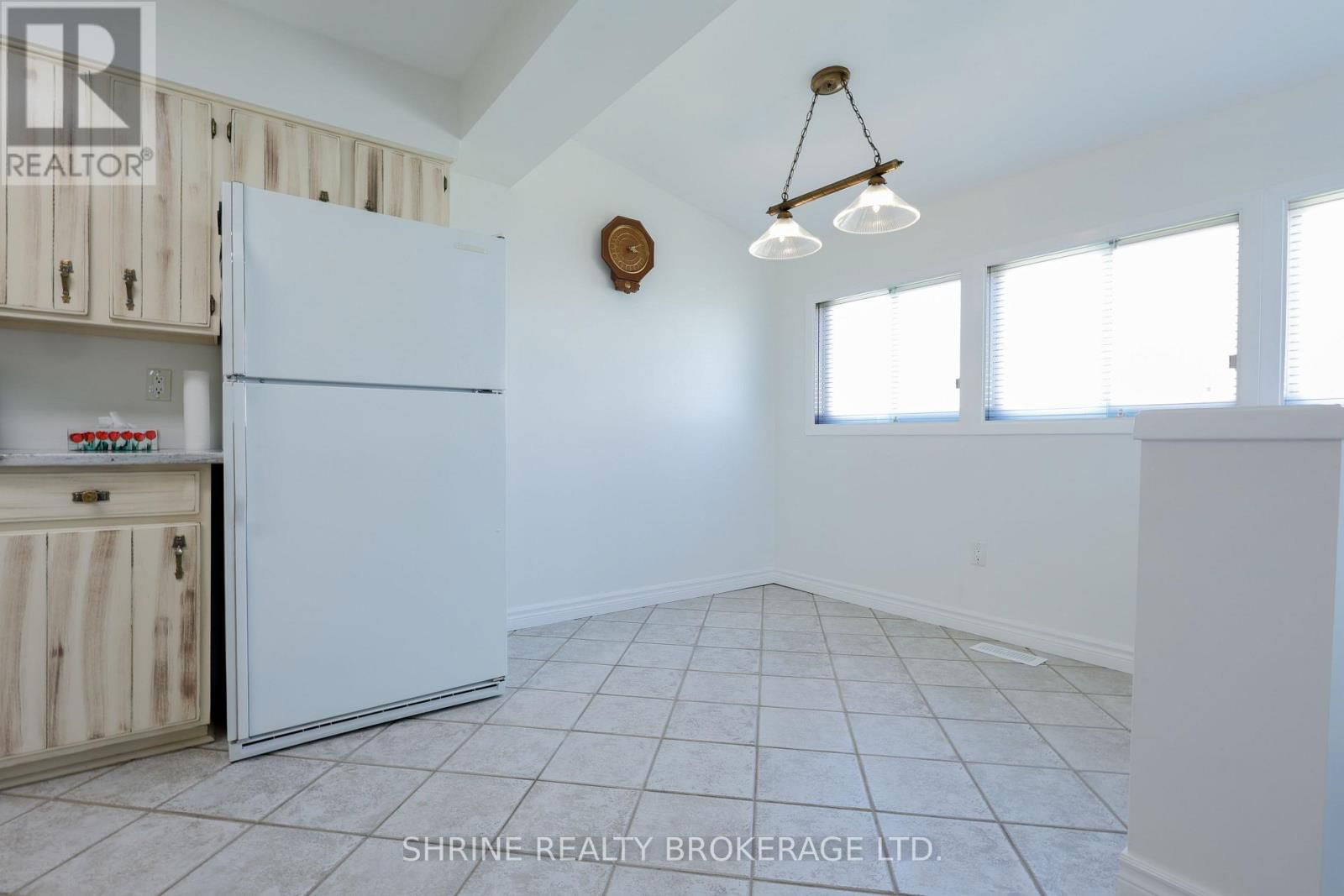 853 QUEENS AVENUE Image 15