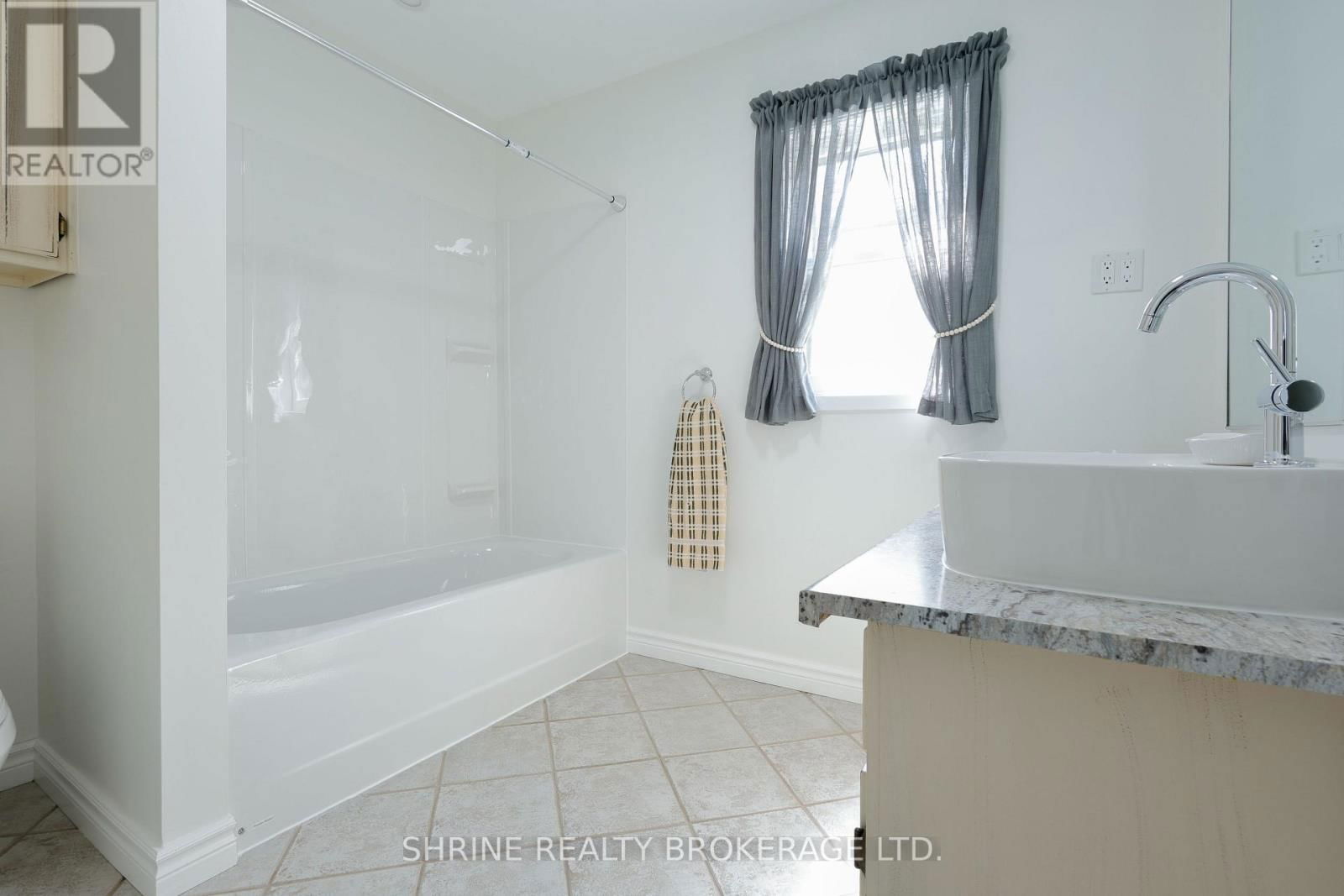 853 QUEENS AVENUE Image 17